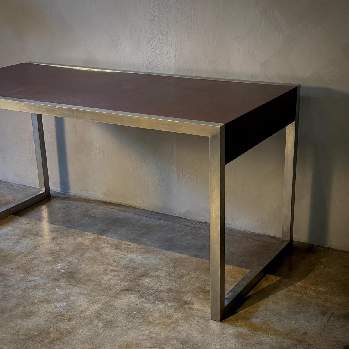 Métal Table à écrire en métal et cuir en vente