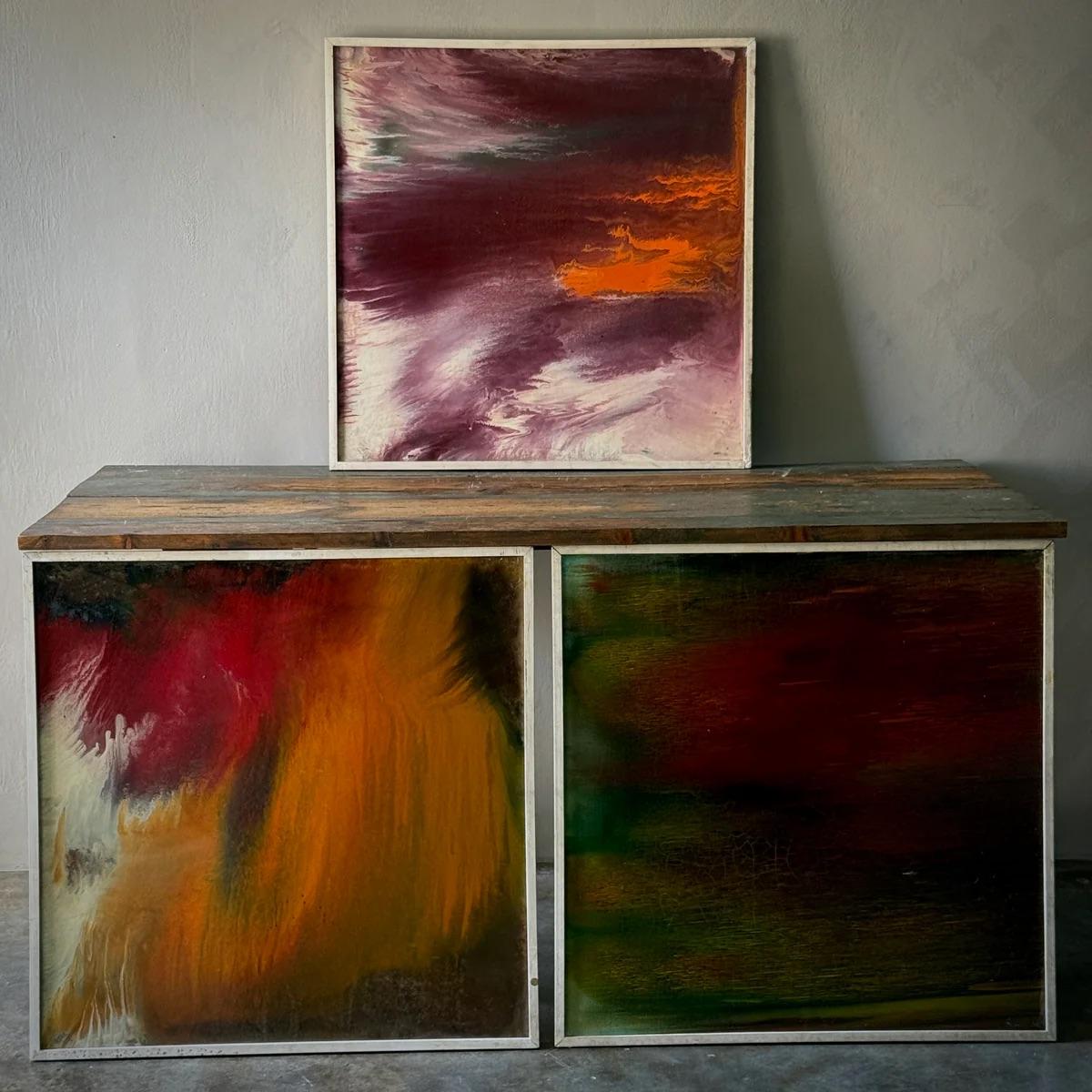 Ein Set von drei Gemälden aus einer Sammlung von 22 Gemälden von Lucien Beniere, von denen jedes einen bestimmten Moment der kohärenten Vision des Künstlers einfängt.  Die zusätzlichen Fotos stellen andere Kunstwerke desselben Künstlers dar, die in