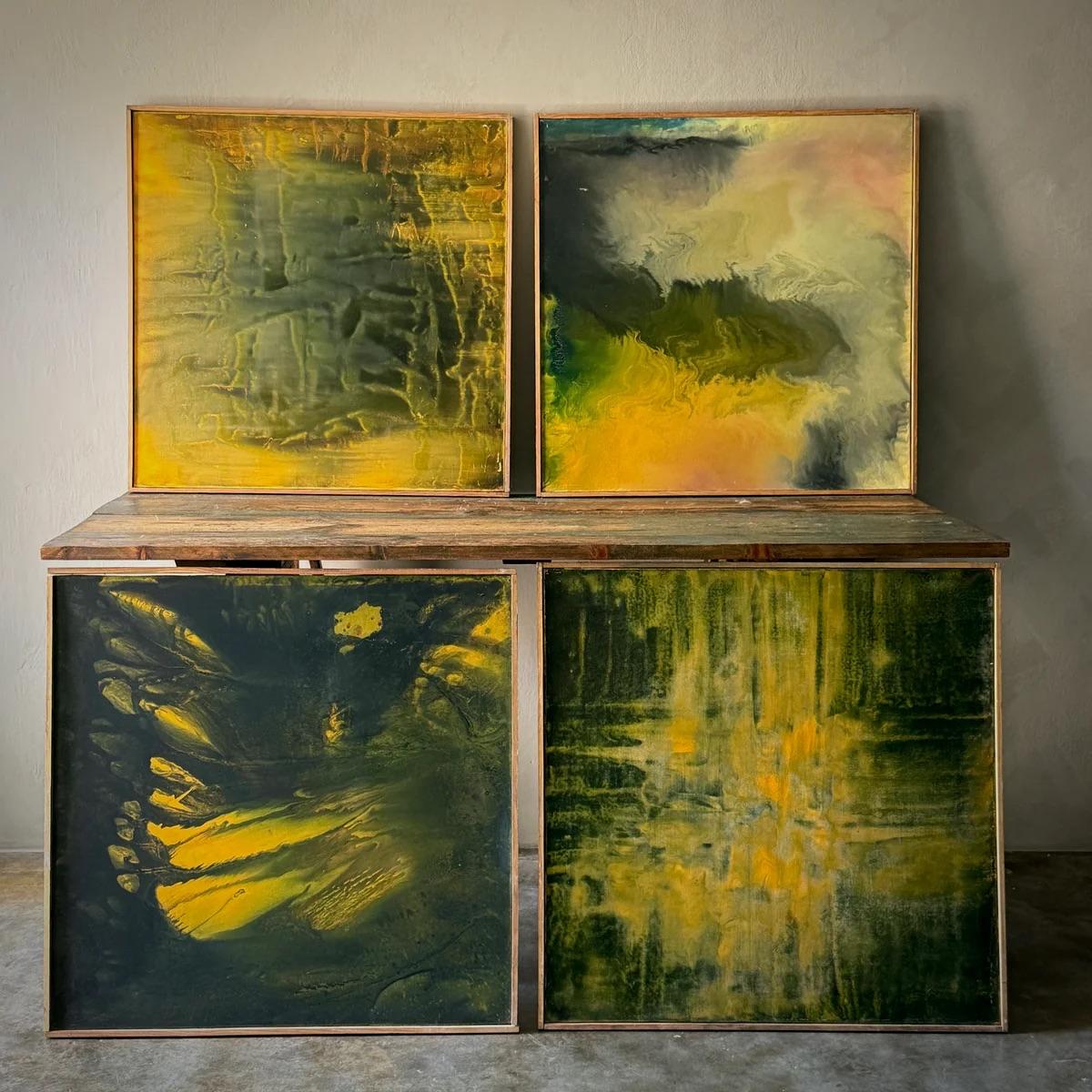 Ein Set von vier Gemälden aus einer Sammlung von 22 Gemälden von Lucien Beniere, von denen jedes einen bestimmten Moment in der kohärenten Vision des Künstlers festhält.  Die zusätzlichen Fotos stellen andere Kunstwerke desselben Künstlers dar, die