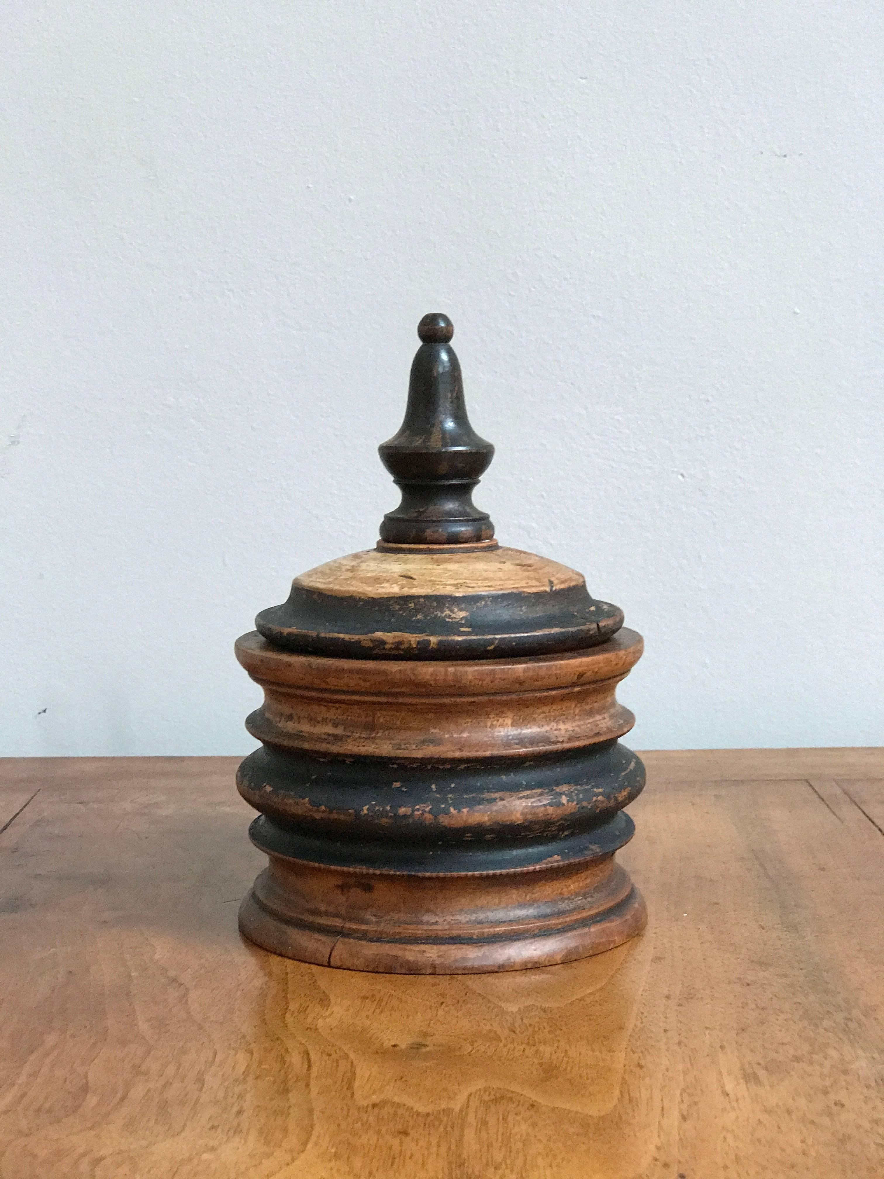 A wooden tobacco jar. Belgium, circa 1890.