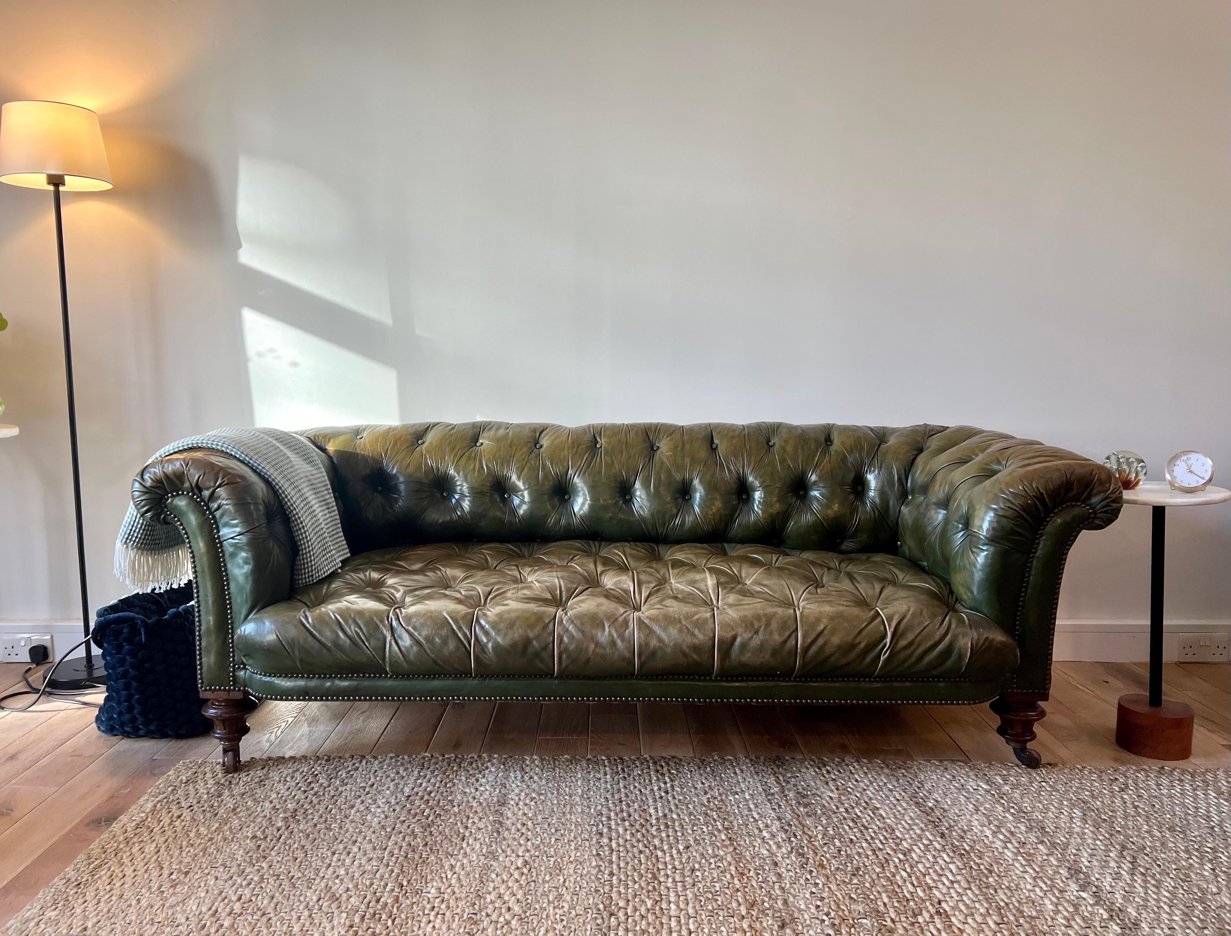 William IV. Chesterfield-Sofa aus schönem grünem Leder aus dem frühen 19. Jahrhundert (Mittleres 19. Jahrhundert) im Angebot