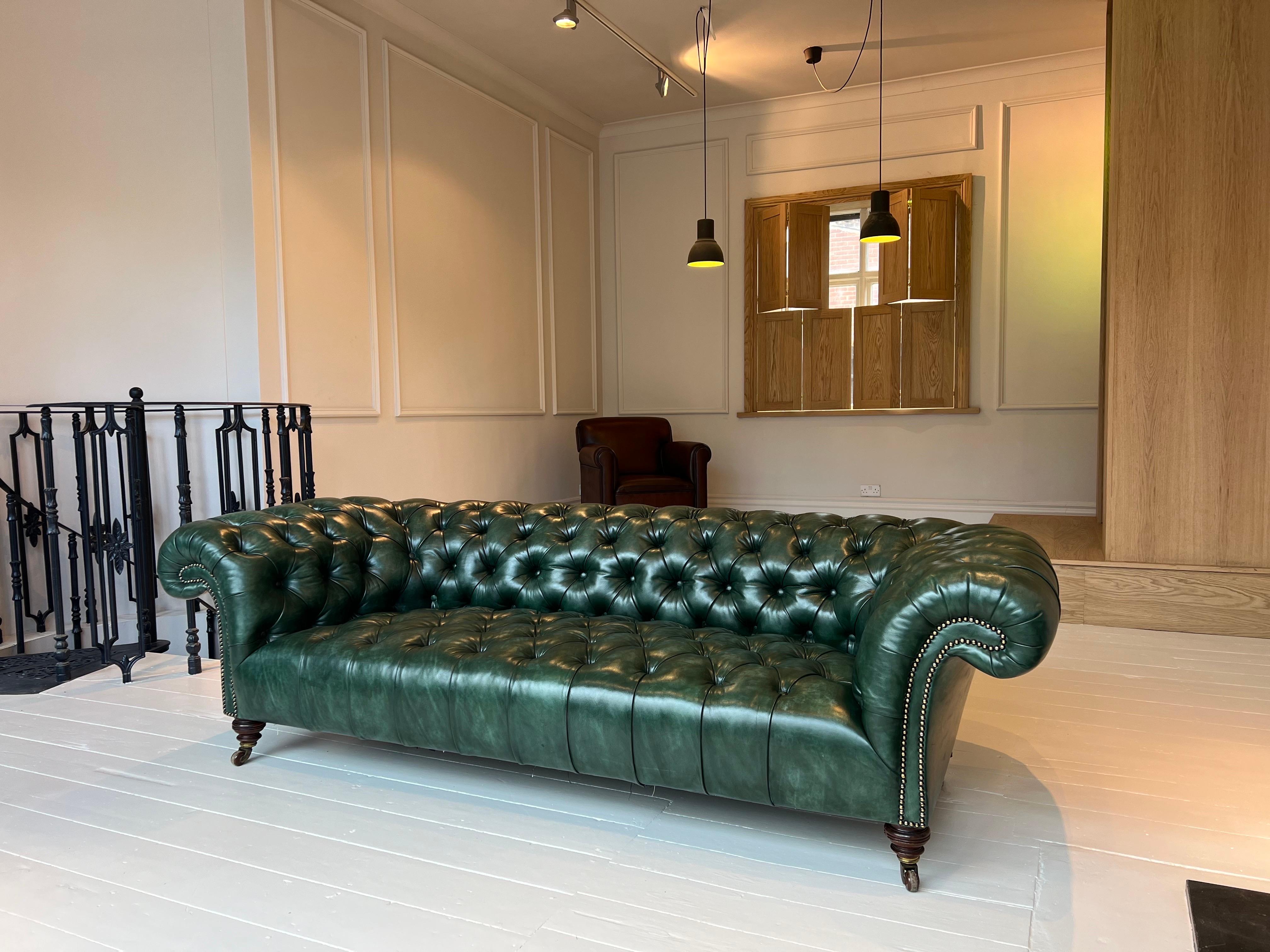 Britannique Canapé Chesterfield du 19ème siècle de Howard & Sons en cuir teint à la main - Wimbledon Green en vente