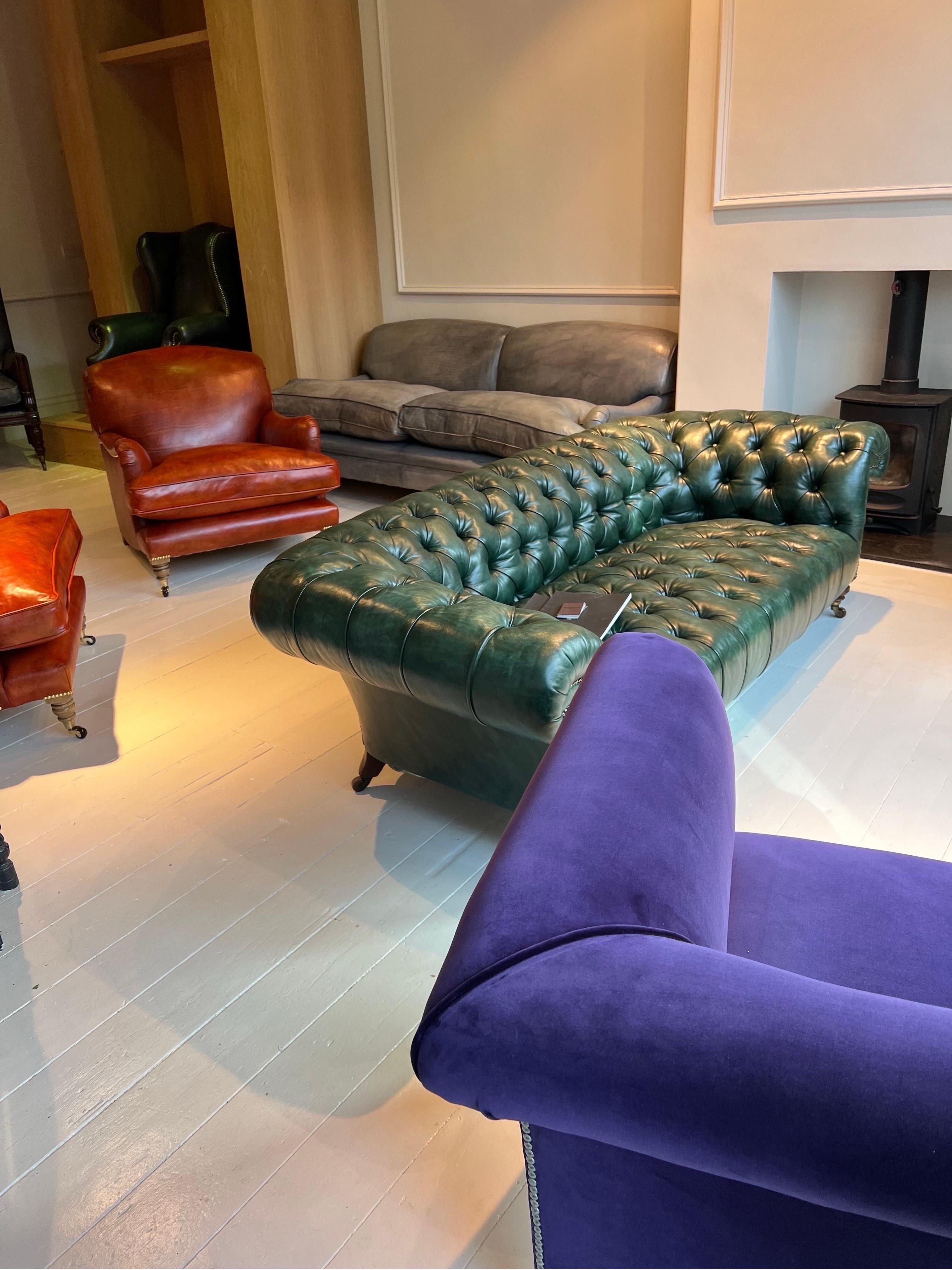 Canapé Chesterfield du 19ème siècle de Howard & Sons en cuir teint à la main - Wimbledon Green Excellent état - En vente à London, GB