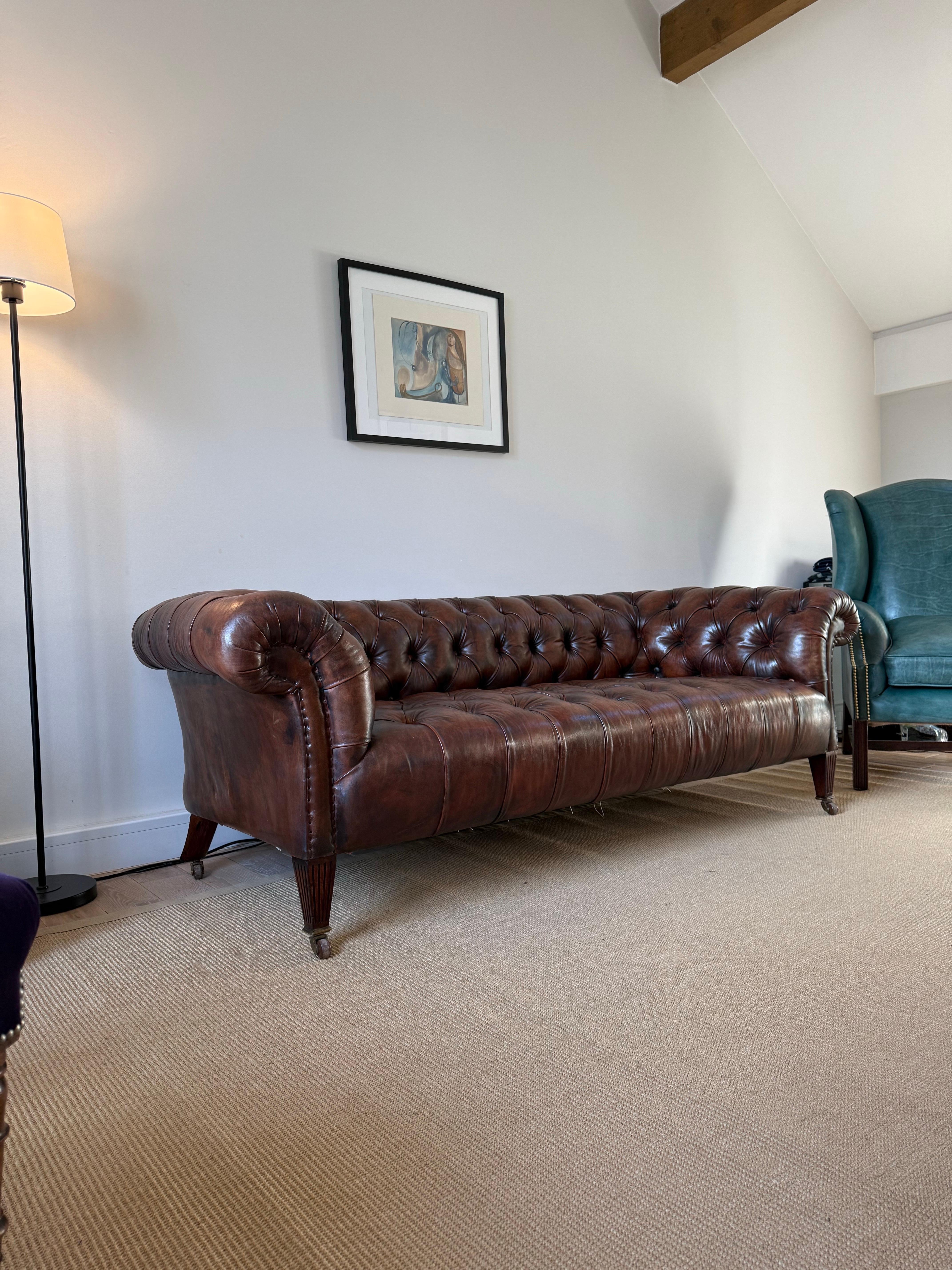 Canapé Chesterfield en cuir teint à la main de Hamptons & Sons, d'époque 19e siècle Excellent état - En vente à London, GB