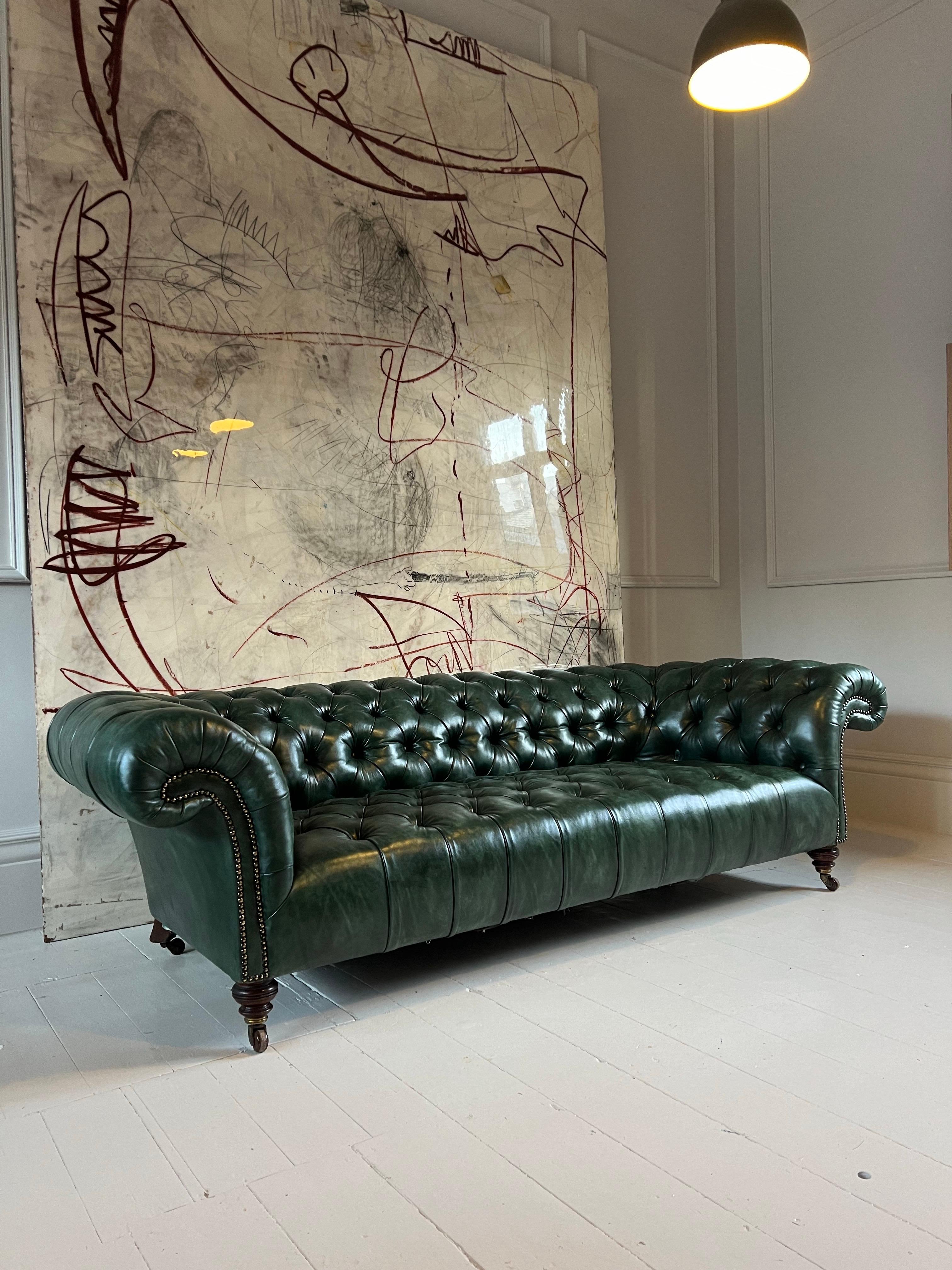 En tant que revendeur LAPADA et fabricant de meubles, je dispose toujours d'une très bonne sélection de pièces en stock dans un large éventail de prix.

Canapé Chesterfield original de Howard & Sons, datant du 19e siècle, que nous avons entièrement