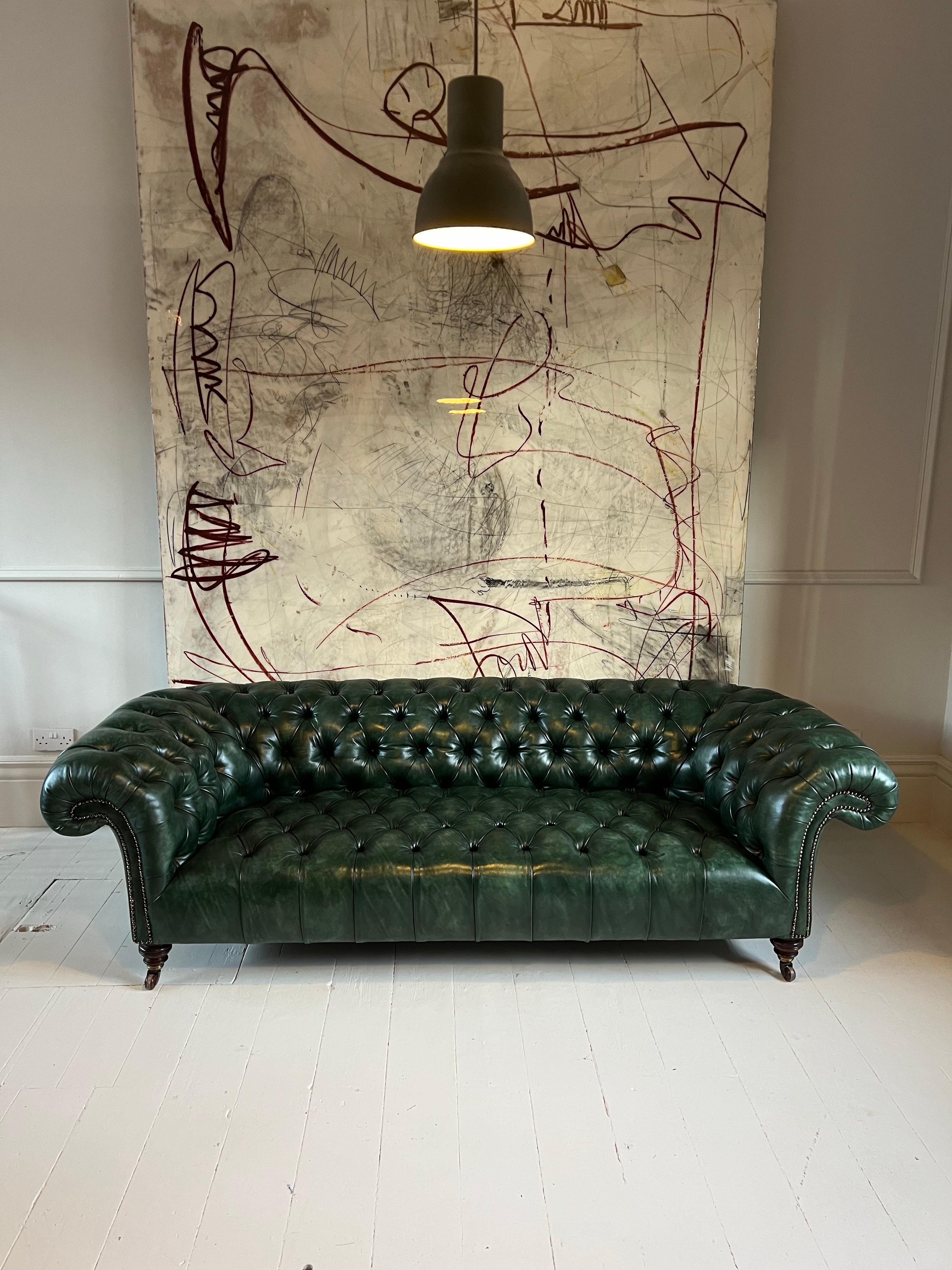 Fait main Canapé Chesterfield du 19ème siècle de Howard & Sons en cuir teint à la main - Wimbledon Green en vente