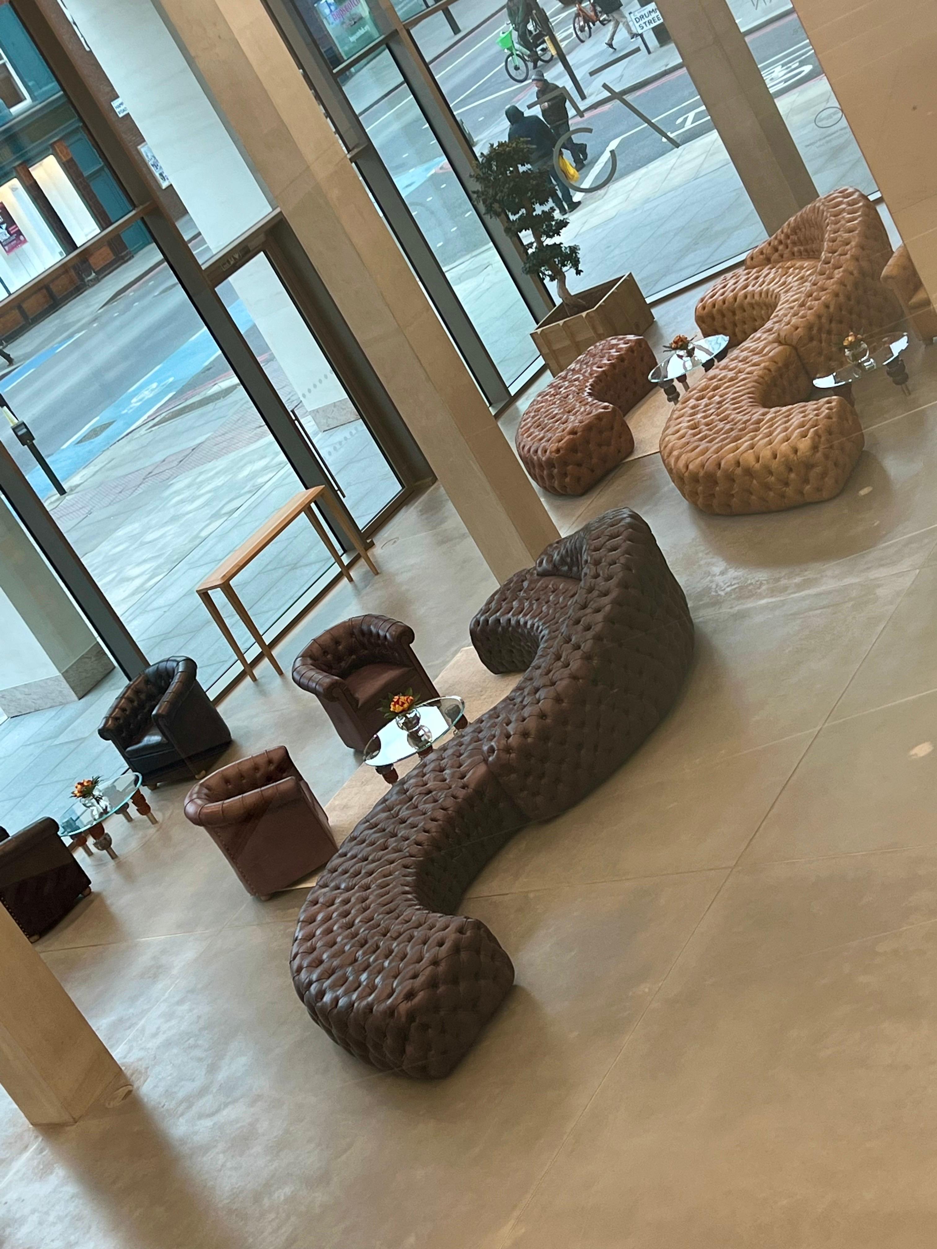 Pelle Il nostro caratteristico Divano Chesterfield a lanterna in ambra tinta a mano in vendita