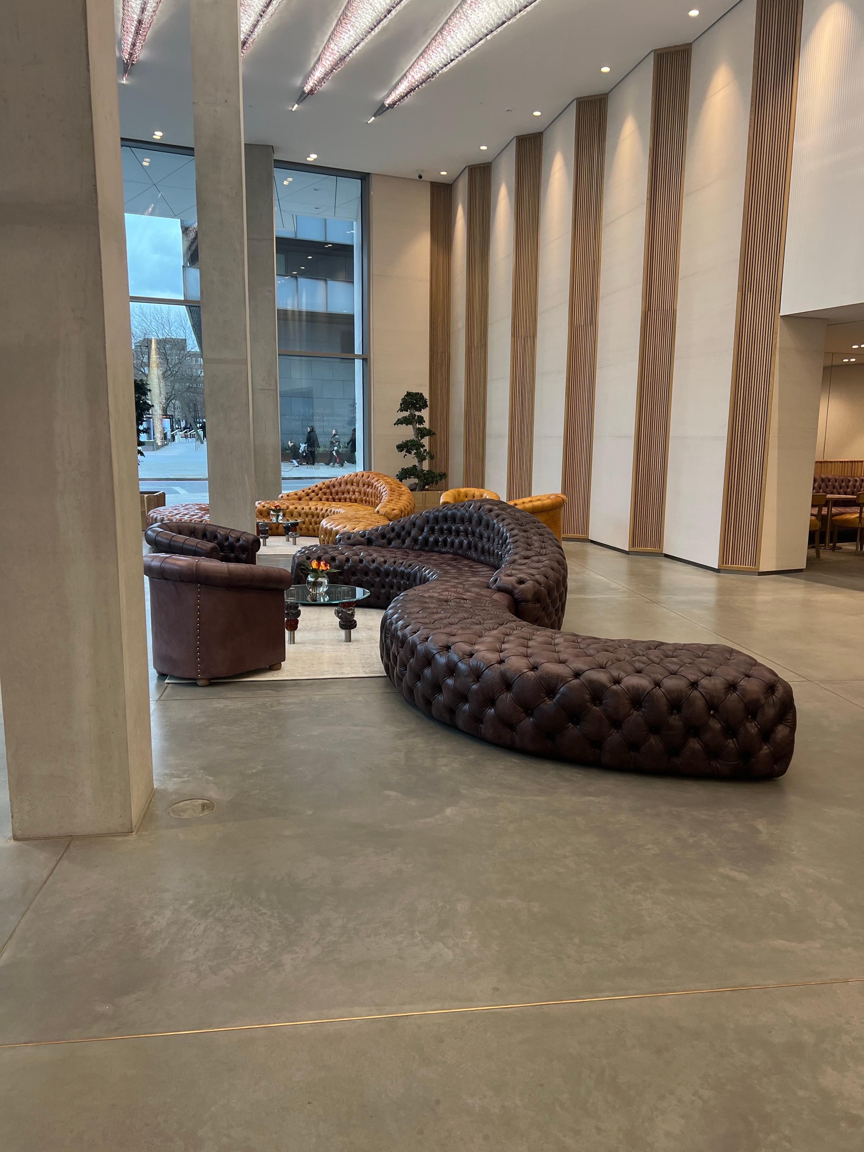 Il nostro caratteristico Divano Chesterfield a lanterna in ambra tinta a mano in vendita 1