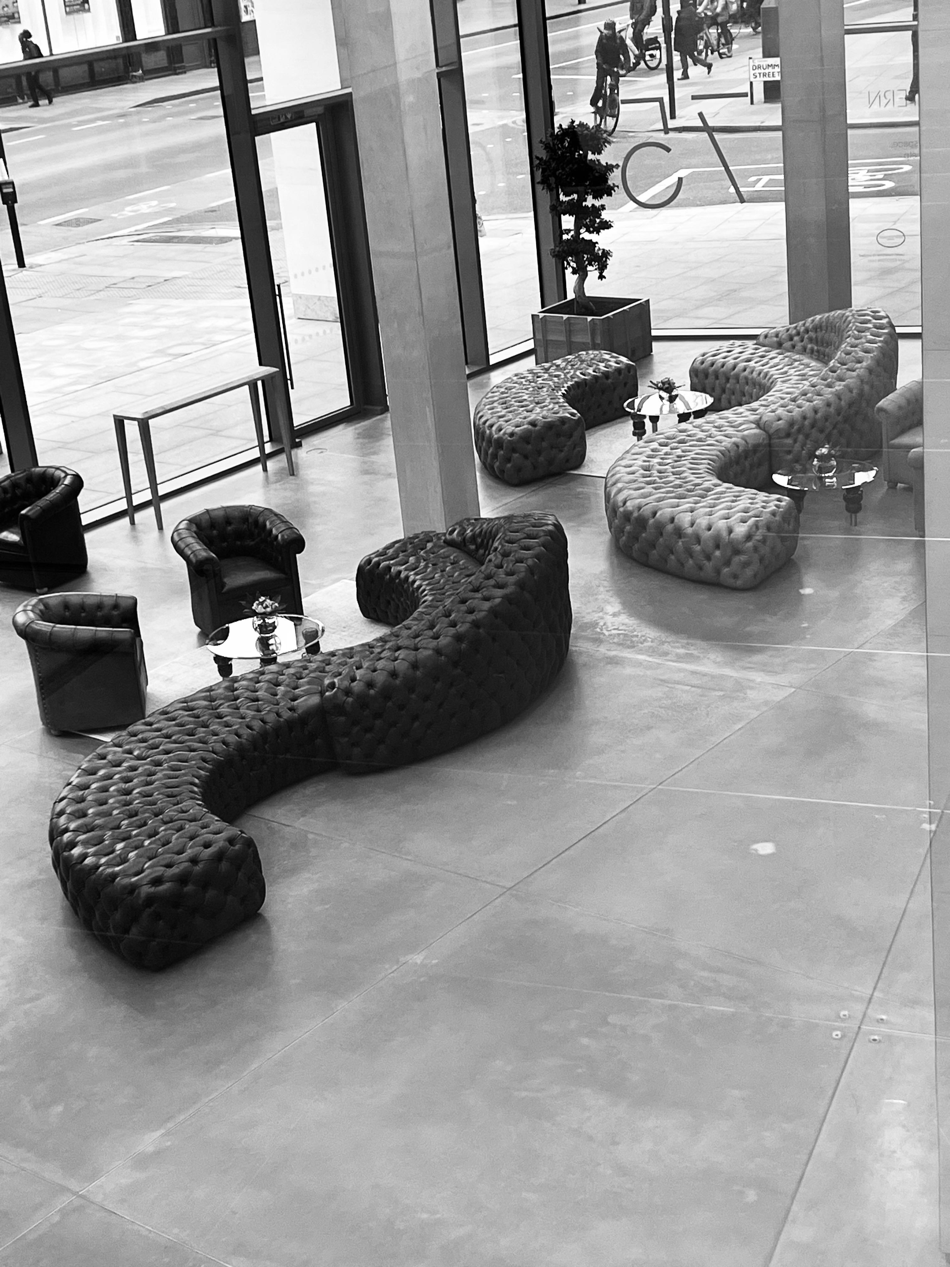 Il nostro caratteristico Divano Chesterfield a lanterna in ambra tinta a mano in vendita 2