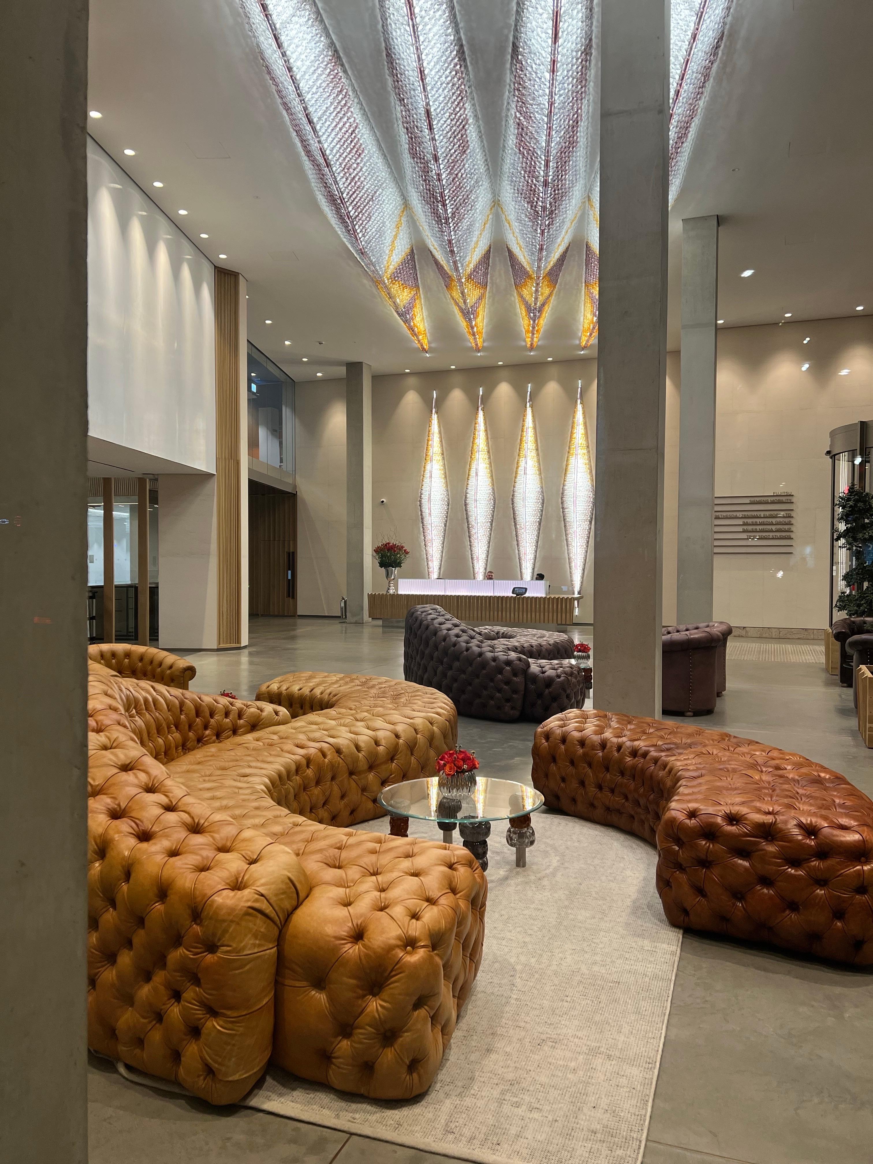 Il nostro caratteristico Divano Chesterfield a lanterna in ambra tinta a mano in vendita 3