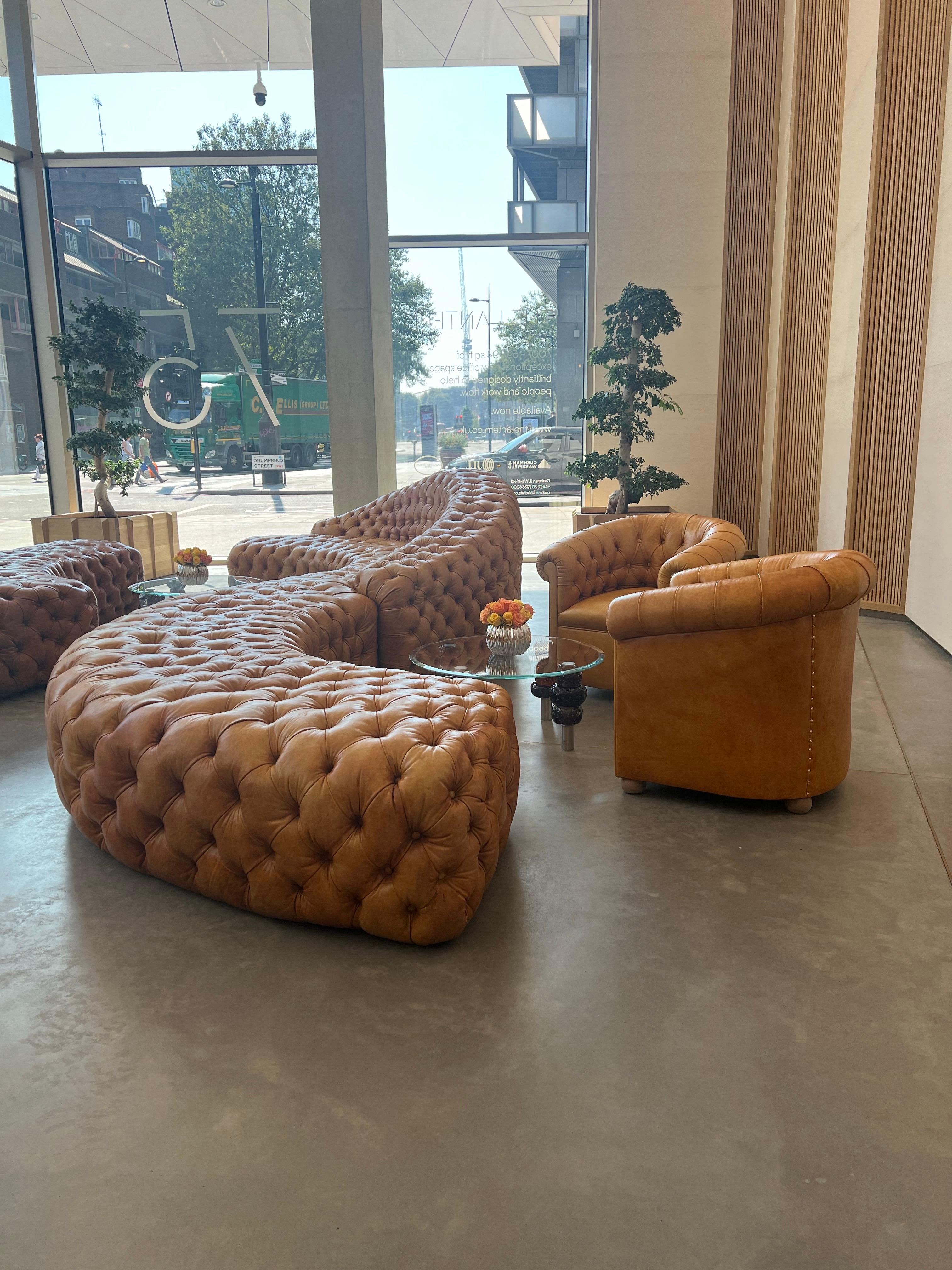 Il nostro caratteristico Divano Chesterfield a lanterna in ambra tinta a mano in vendita 4