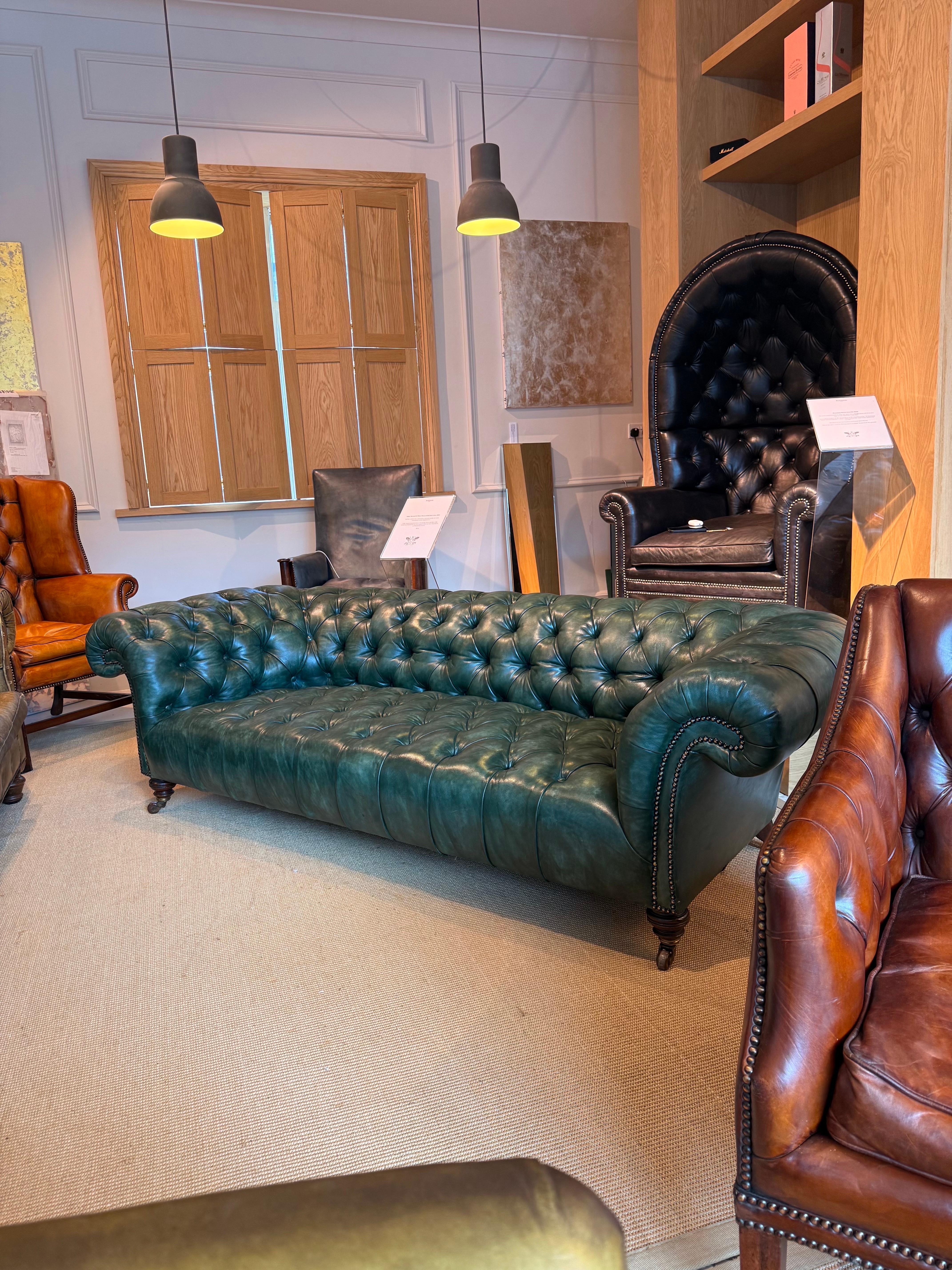 Pelle Divano Chesterfield di Howard & Sons del XIX secolo in pelle tinta a mano - Greene & Greene in vendita