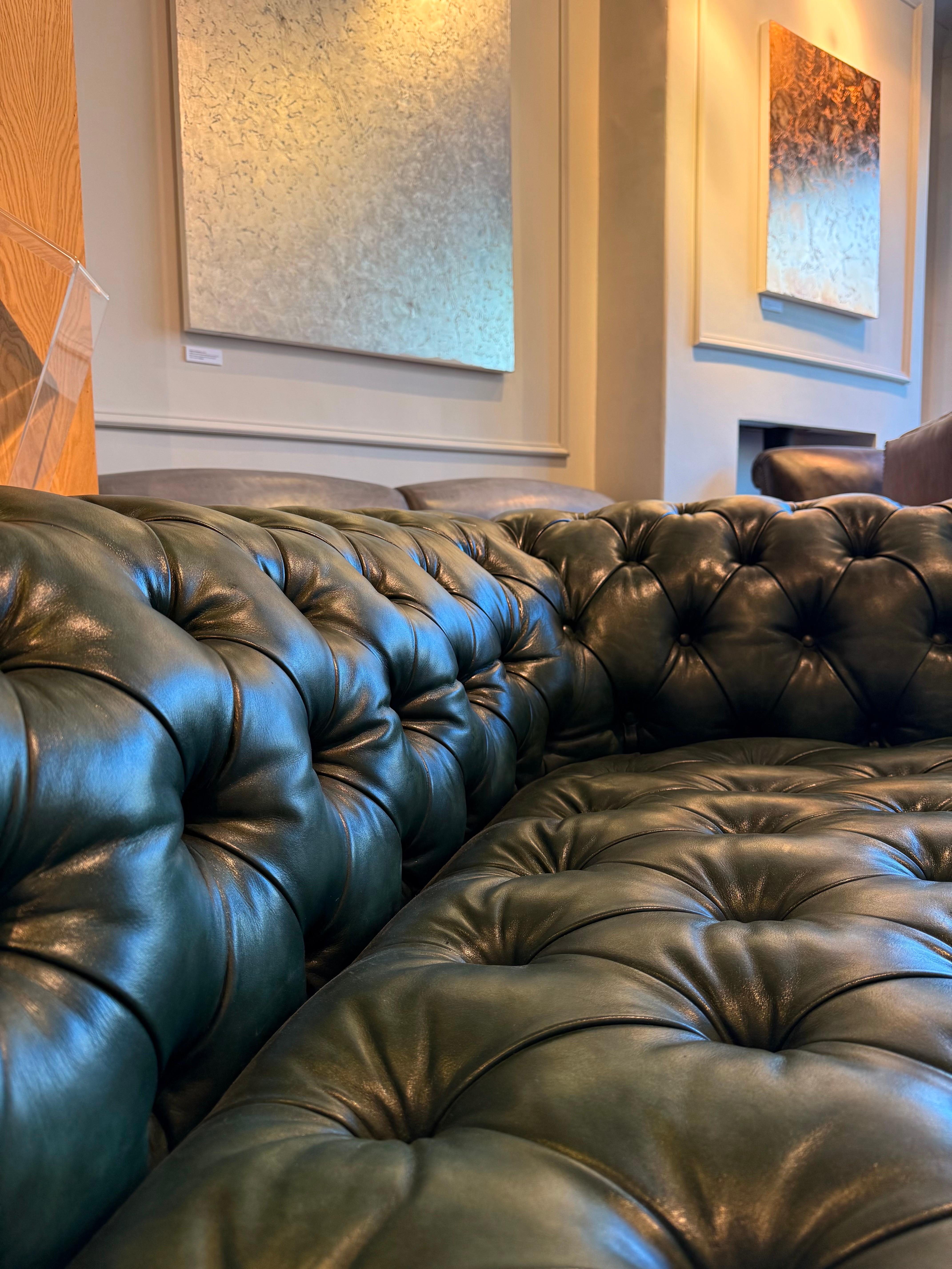 Divano Chesterfield di Howard & Sons del XIX secolo in pelle tinta a mano - Greene & Greene in vendita 1