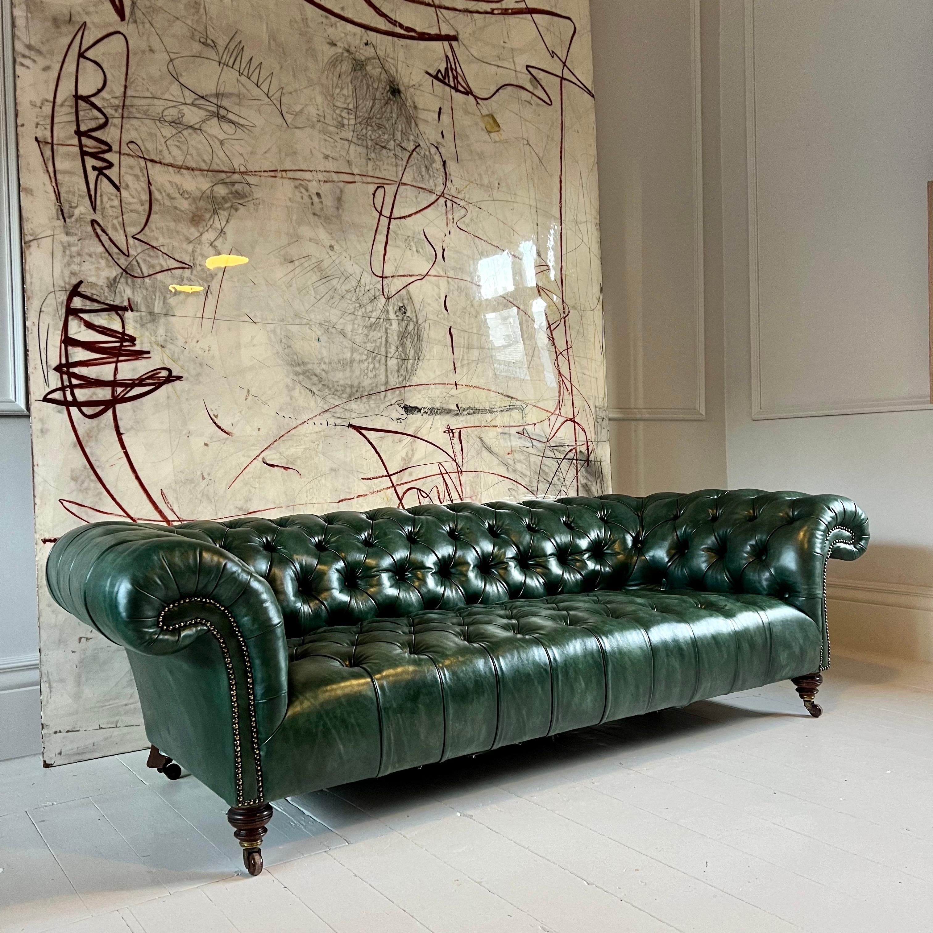 Divano Chesterfield di Howard & Sons del XIX secolo in pelle tinta a mano - Greene & Greene in vendita 2