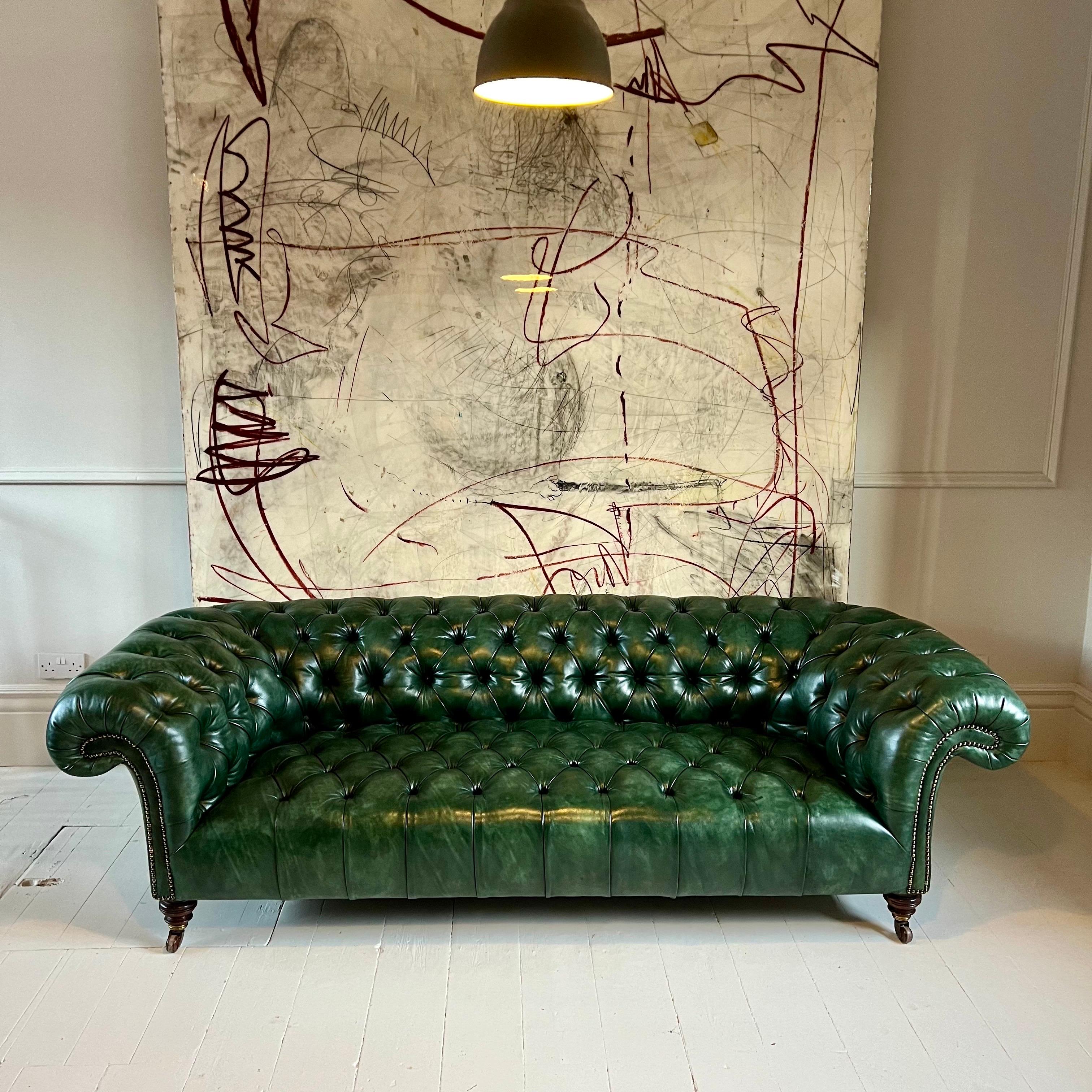 Divano Chesterfield di Howard & Sons del XIX secolo in pelle tinta a mano - Greene & Greene in vendita 3