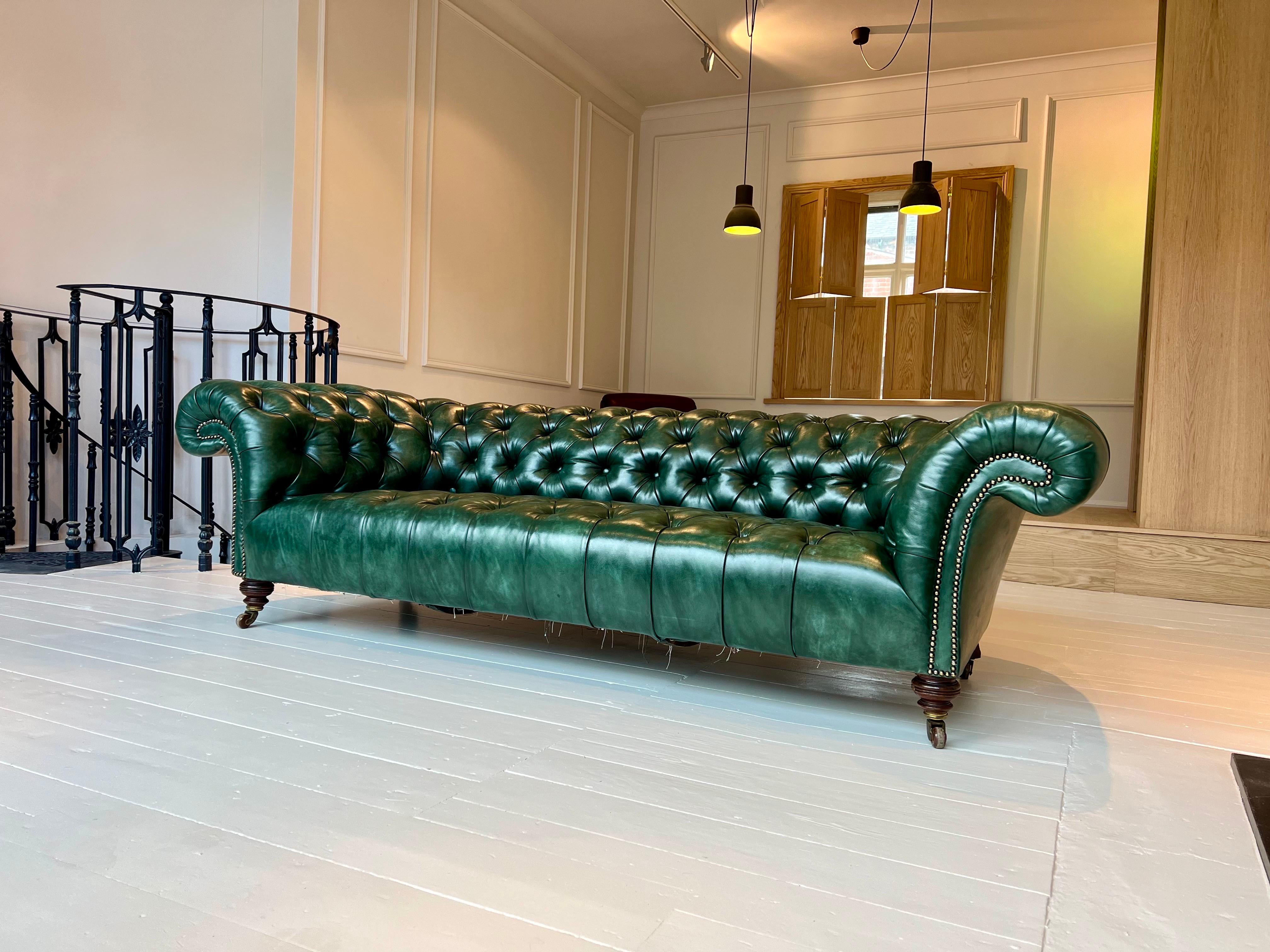 Divano Chesterfield di Howard & Sons del XIX secolo in pelle tinta a mano - Greene & Greene in vendita 4