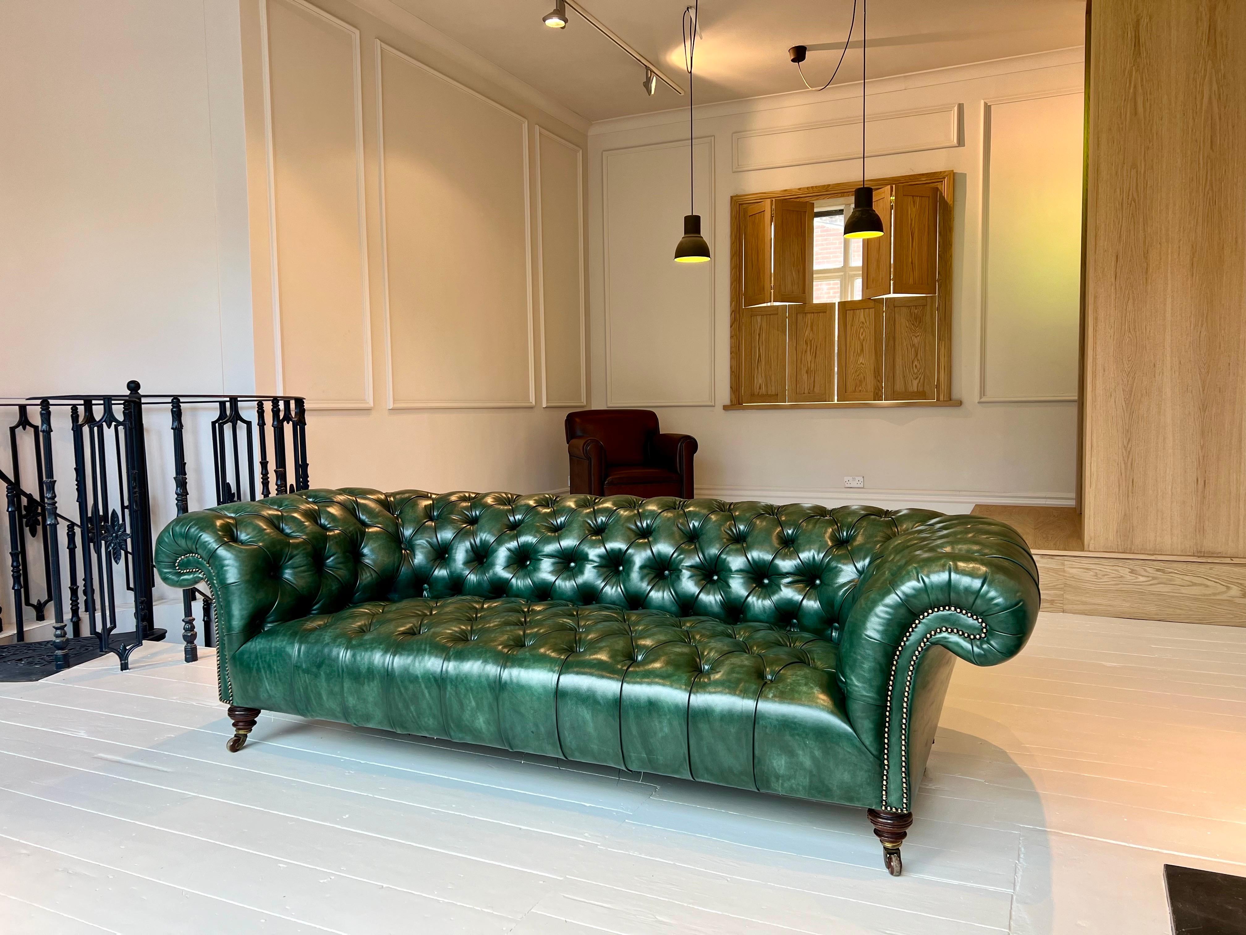 Divano Chesterfield di Howard & Sons del XIX secolo in pelle tinta a mano - Greene & Greene in vendita 5