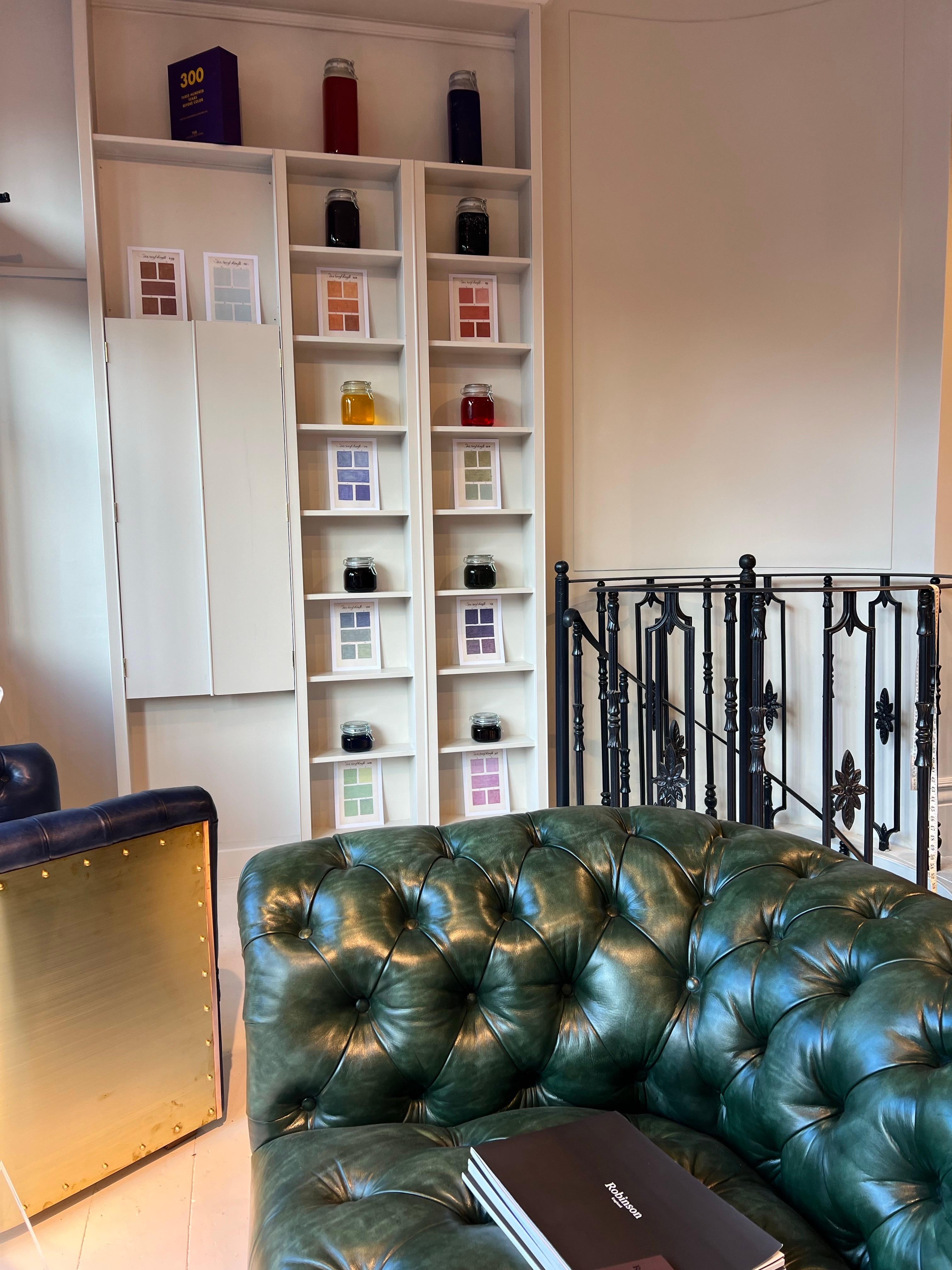 Divano Chesterfield di Howard & Sons del XIX secolo in pelle tinta a mano - Greene & Greene in vendita 6