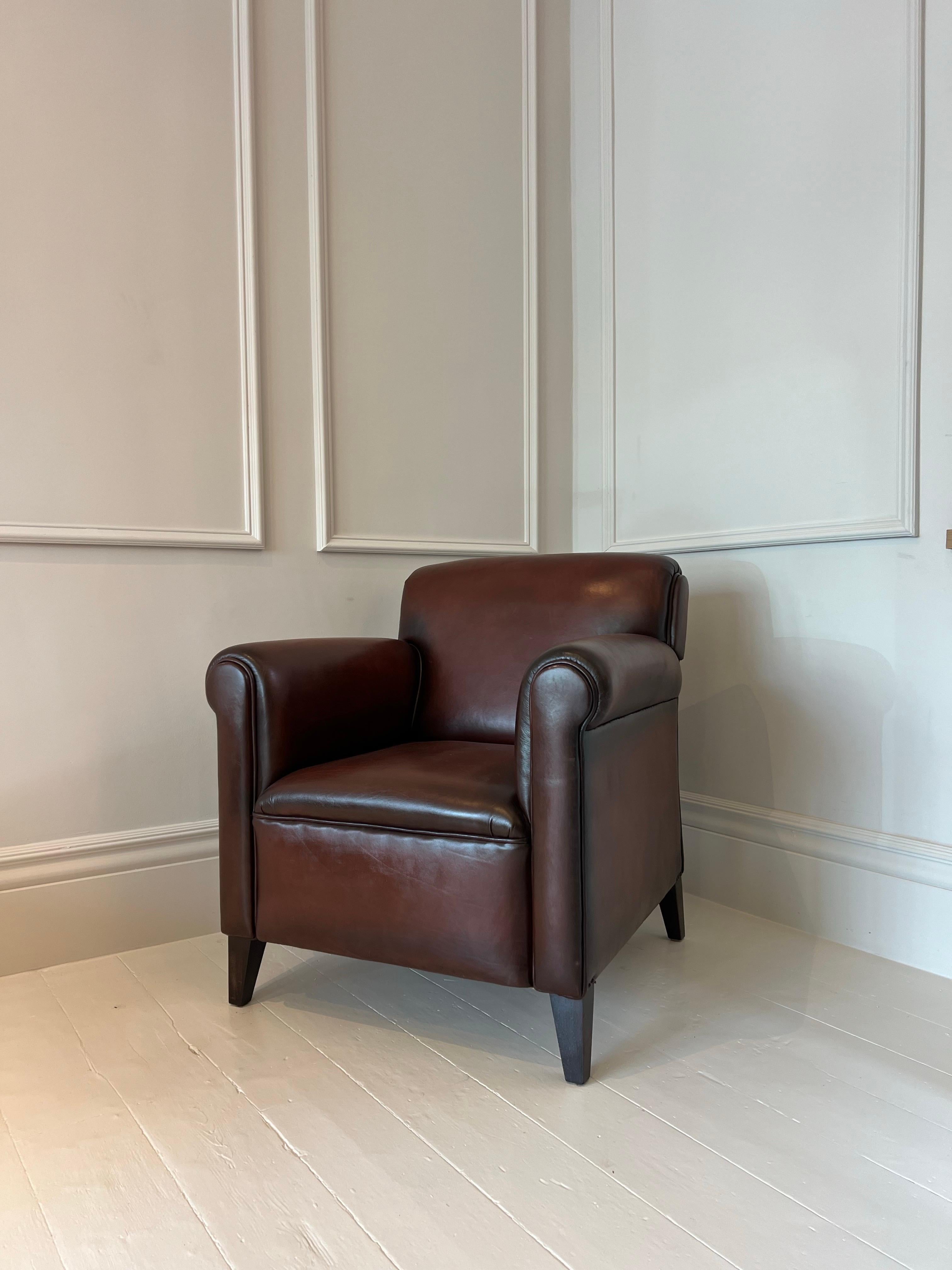 Nuestro Sillón de Piel Edward Cigar en tabaco teñido a mano con pátina Cuero en venta