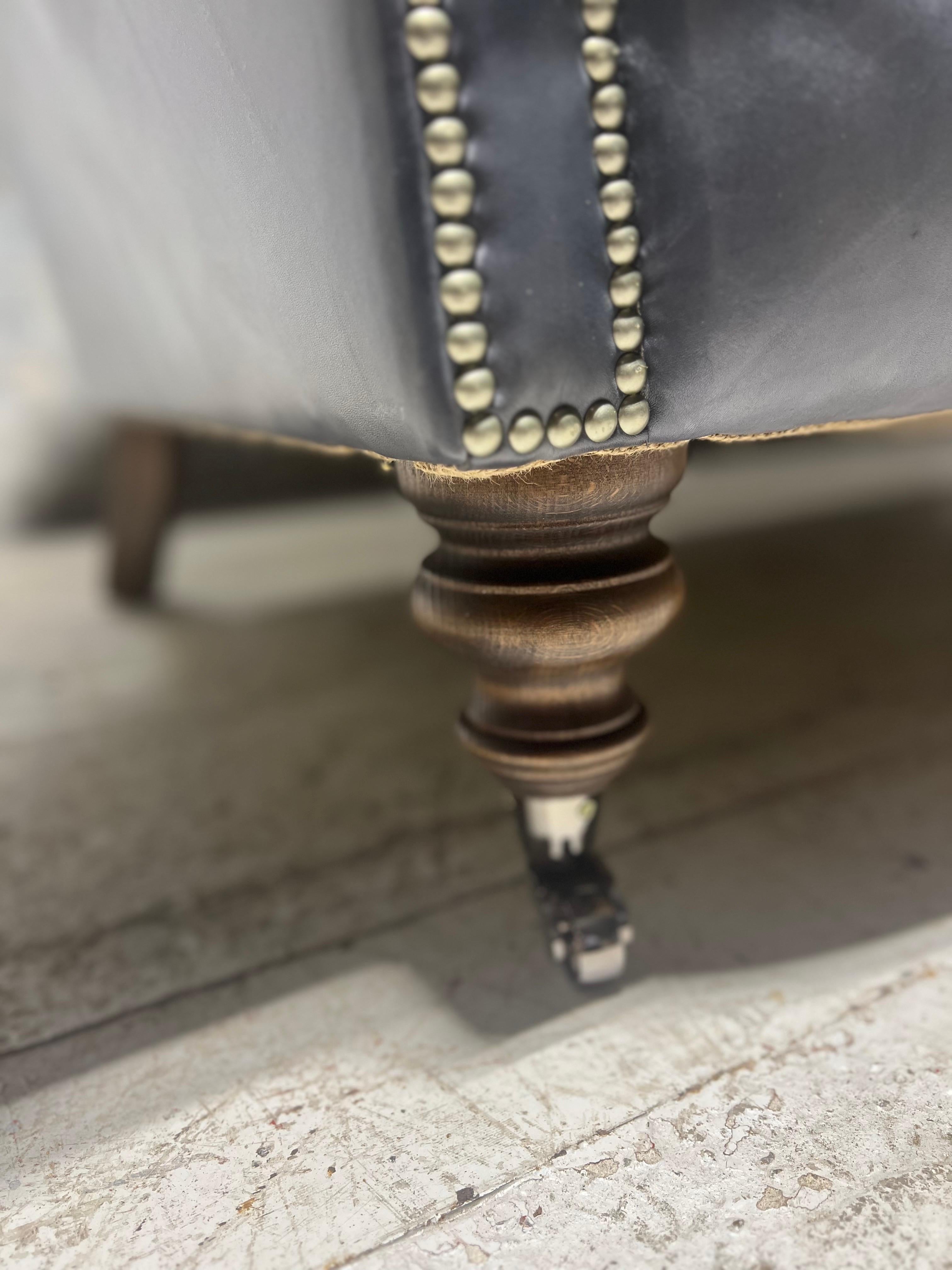 Cuir Notre caractéristique canapé Chesterfield touffeté Carver en cuir gris éléphant teint à la main en vente