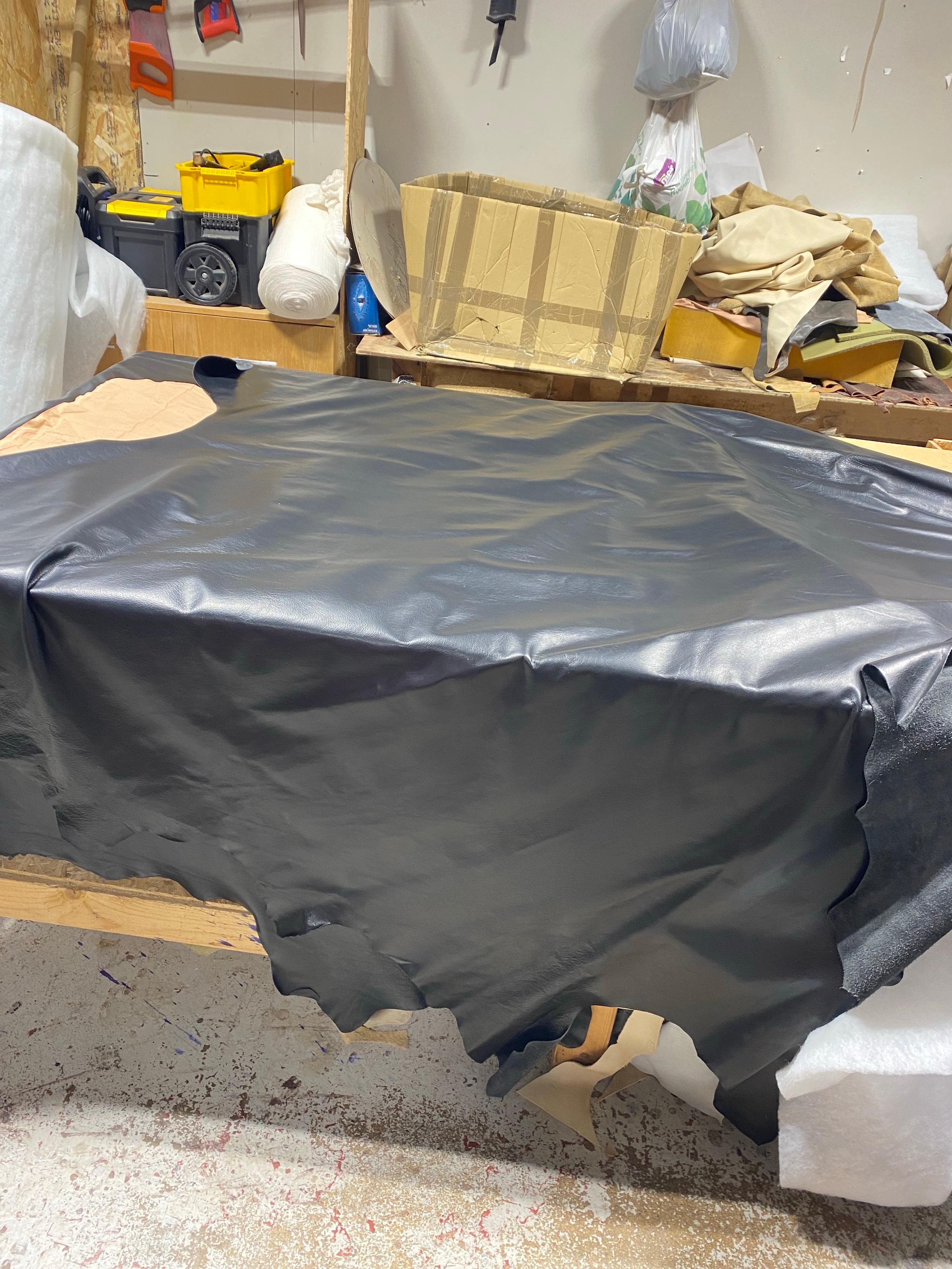 Notre caractéristique canapé Chesterfield touffeté Carver en cuir gris éléphant teint à la main en vente 1