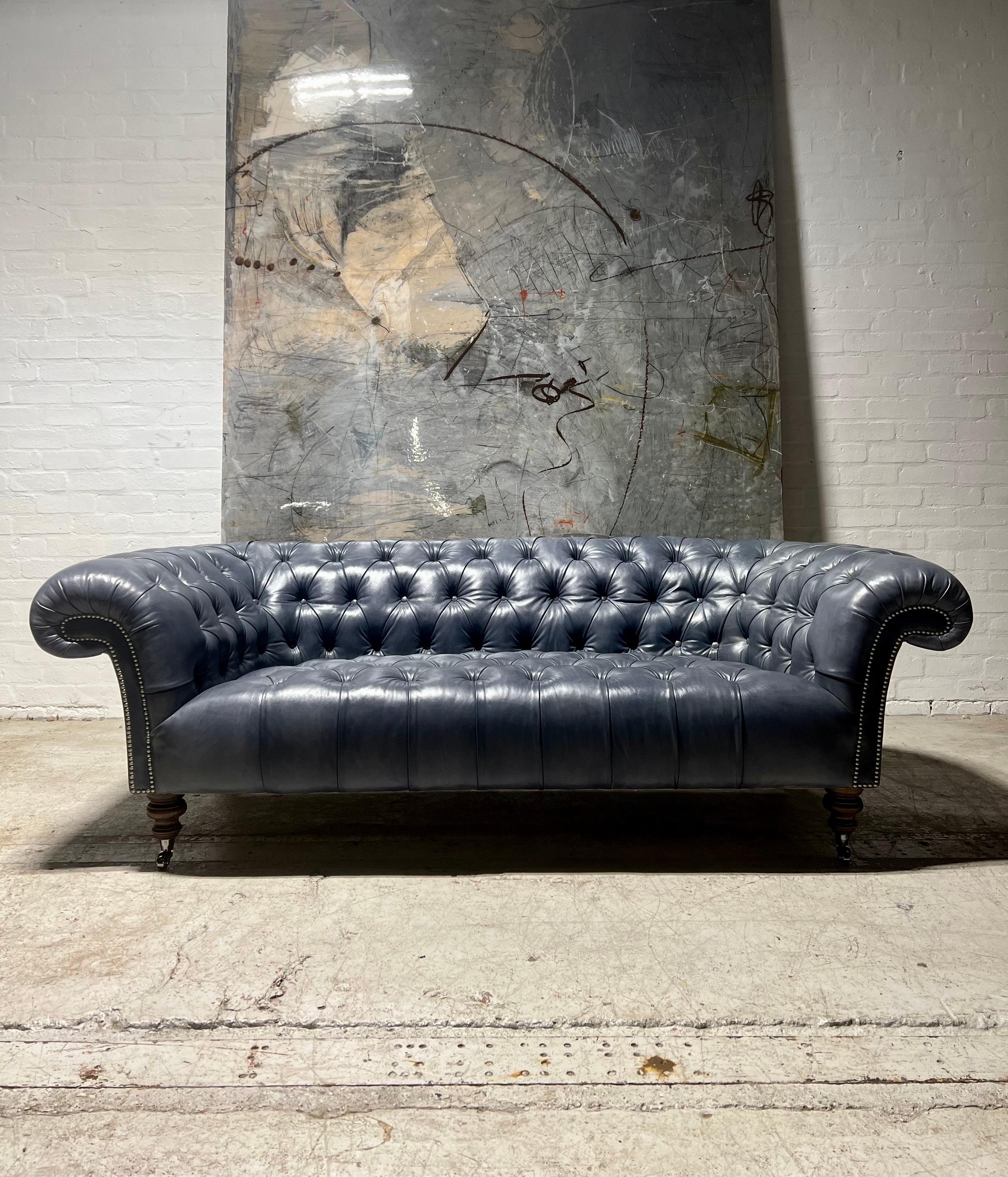 Notre caractéristique canapé Chesterfield touffeté Carver en cuir gris éléphant teint à la main en vente 2