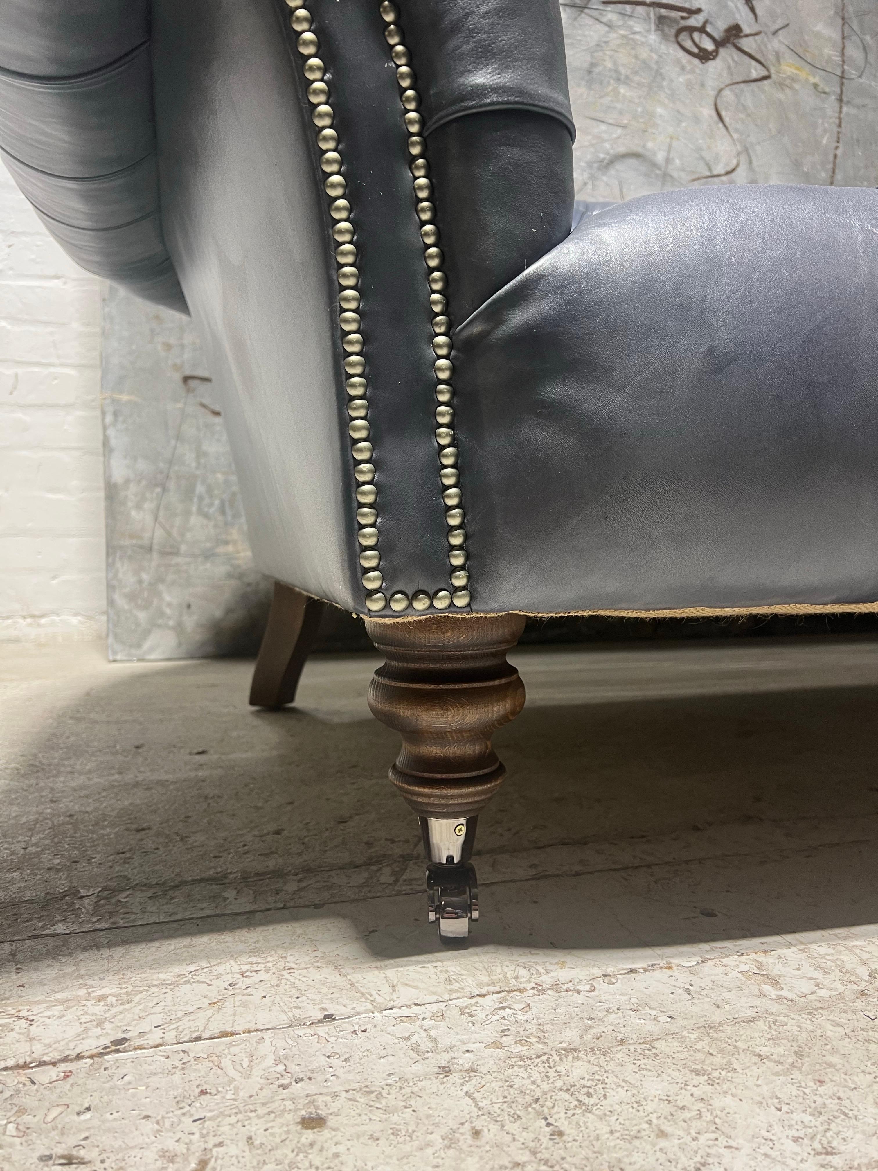 Notre caractéristique canapé Chesterfield touffeté Carver en cuir gris éléphant teint à la main en vente 3