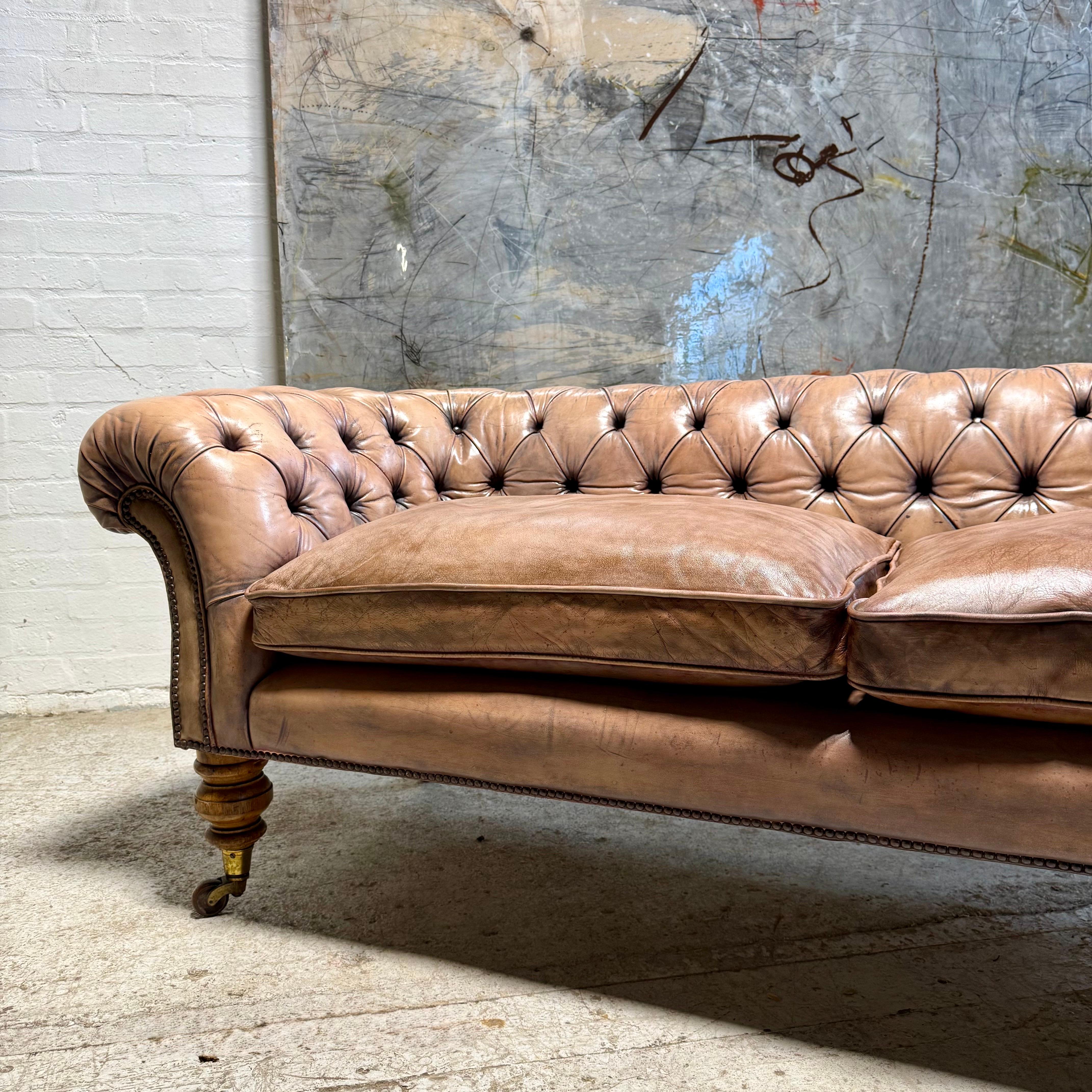 Canapé Chesterfield ancien du 19ème siècle en cuir parchemin teint à la main Bon état - En vente à London, GB