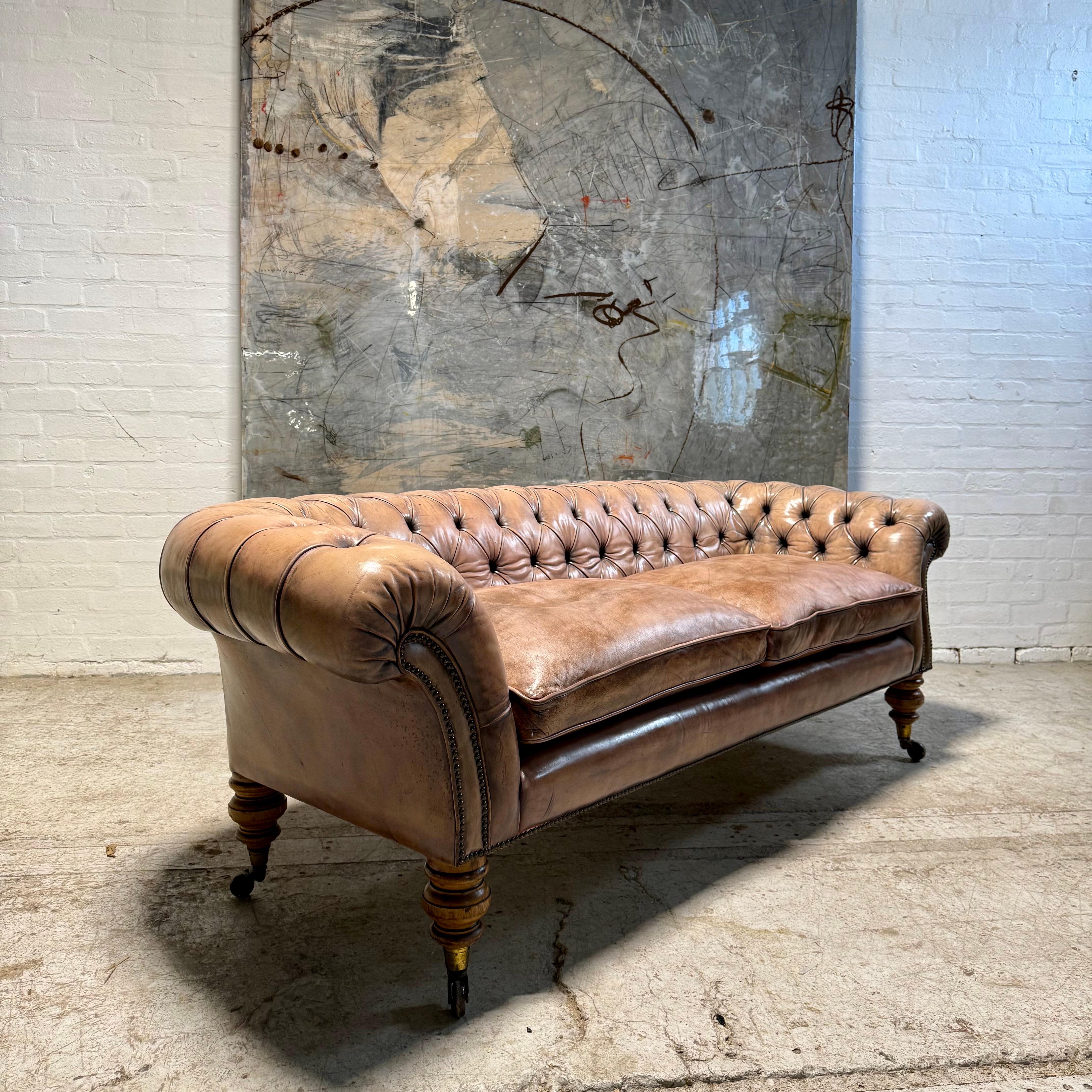 Canapé Chesterfield ancien du 19ème siècle en cuir parchemin teint à la main en vente 2