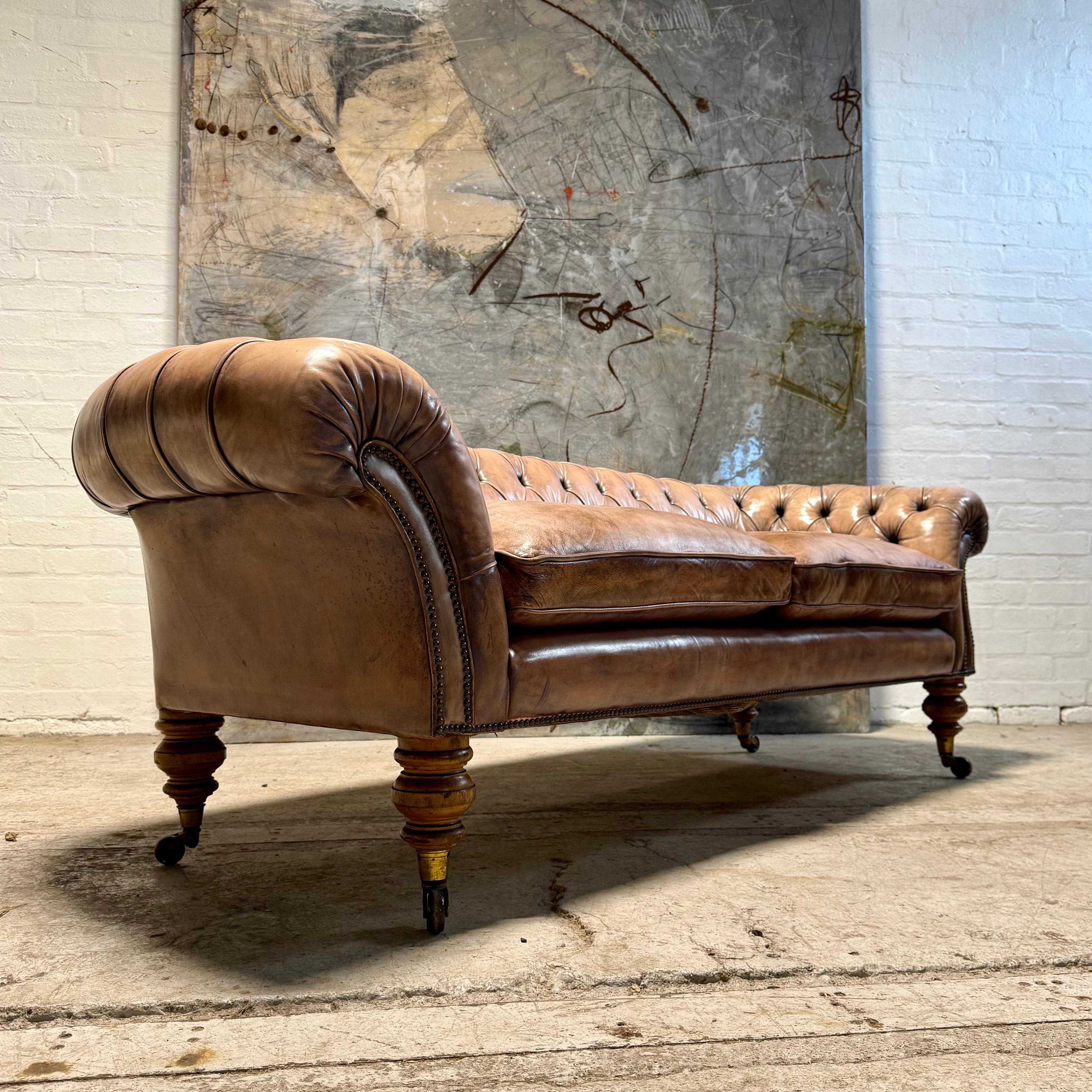 Canapé Chesterfield ancien du 19ème siècle en cuir parchemin teint à la main en vente 4
