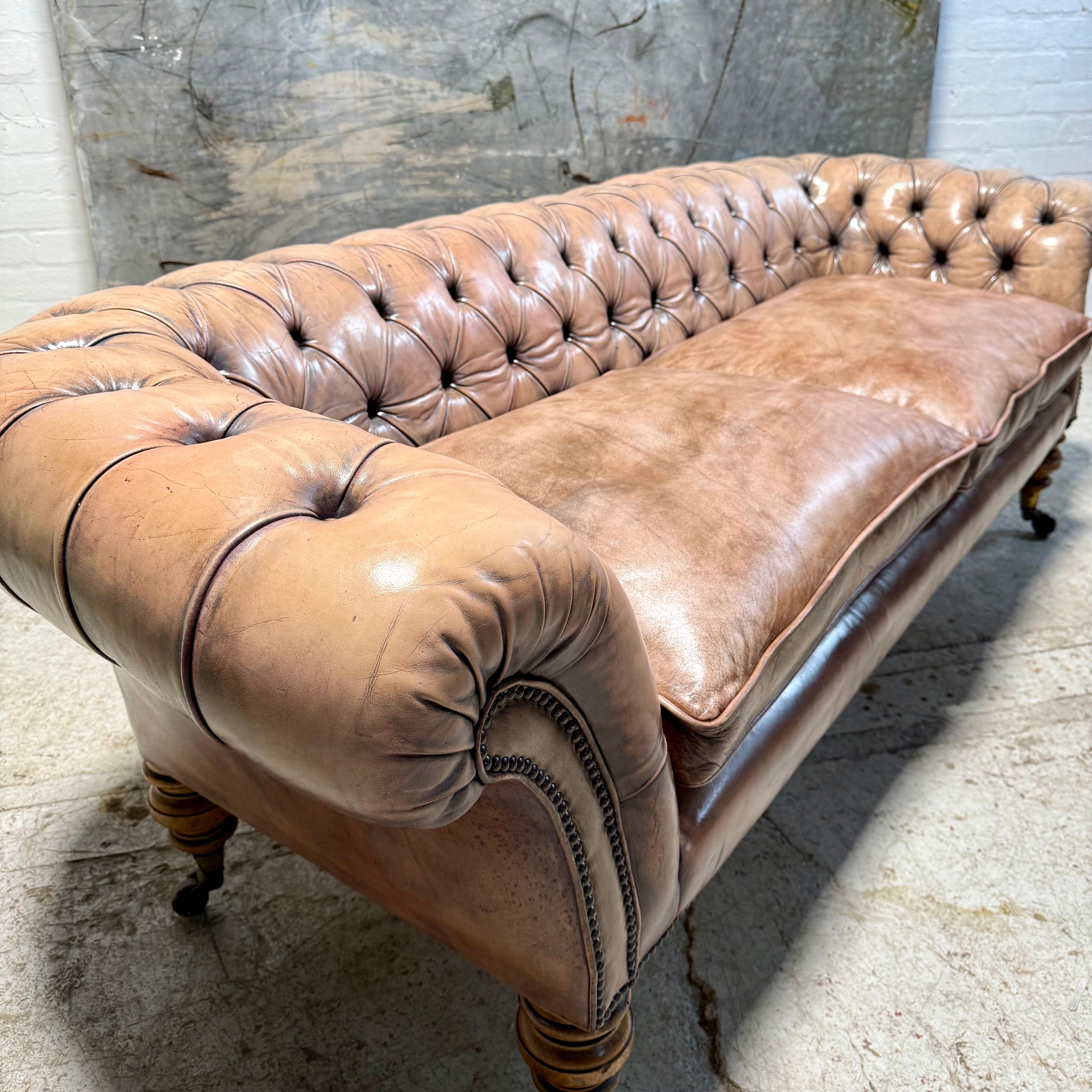 Canapé Chesterfield ancien du 19ème siècle en cuir parchemin teint à la main en vente 5