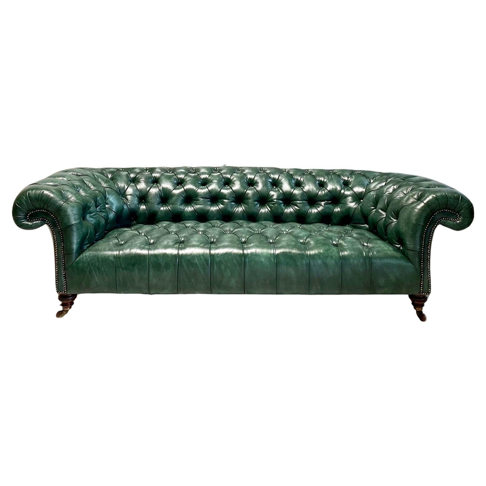 Canapé Chesterfield du 19ème siècle de Howard & Sons en cuir teint à la main - Wimbledon Green
