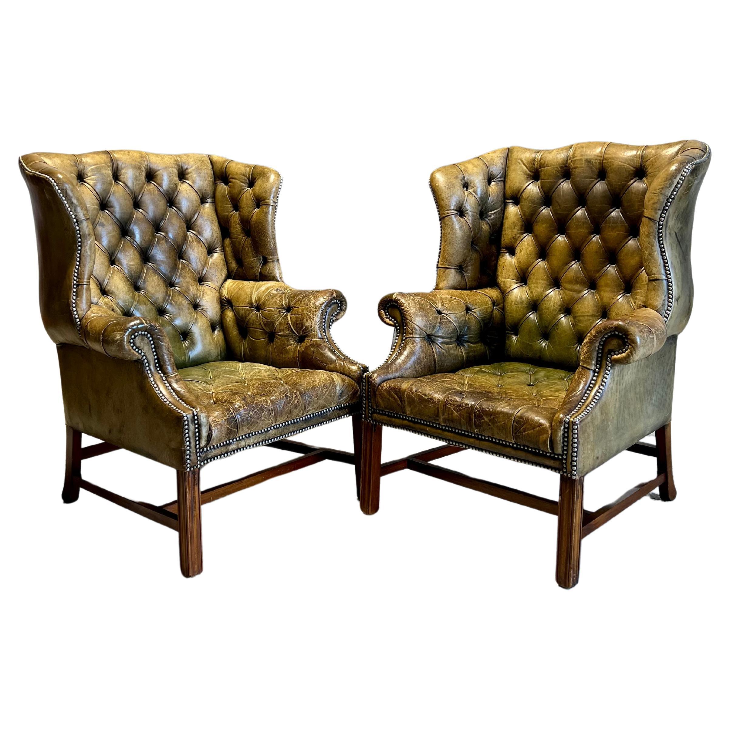 Eccezionale coppia di sedie con schienale ad ala Chesterfield della metà del secolo scorso in pelle originale in vendita
