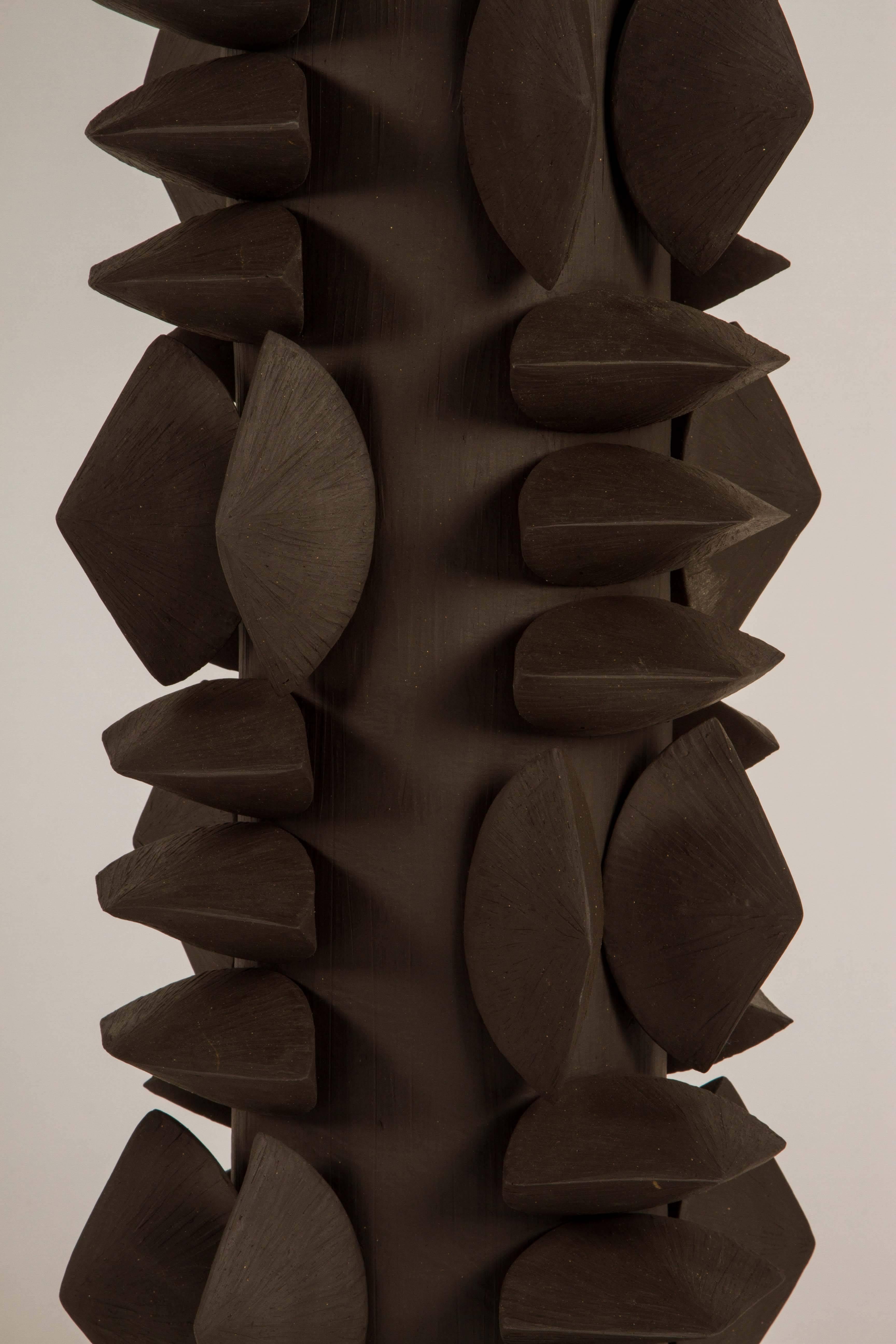 Eine einzigartige und auffällige Tischleuchte.  Unsere Titia-Lampe ist eine Zusammenarbeit zwischen Dragonette Private Label und Titia Estes. Estes, ein in LA ansässiger Keramiker, hat diese außergewöhnlichen Gefäße angefertigt, aus denen diese