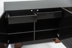 Credenza Trousdale con tachuelas de lapislázuli de Dragonette Private Label
