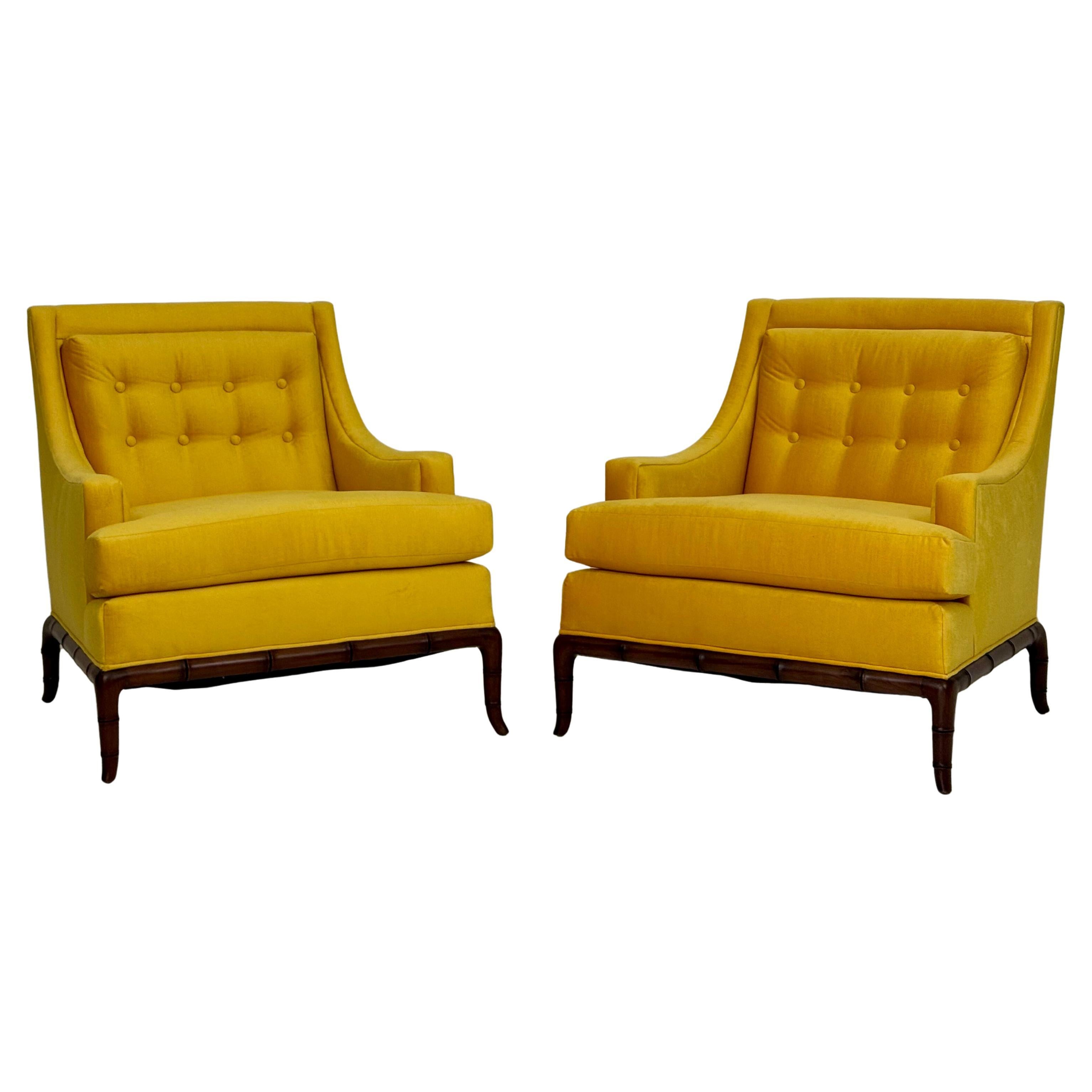 Fauteuils club des années 1960 avec piétements sculptés en velours jaune en vente