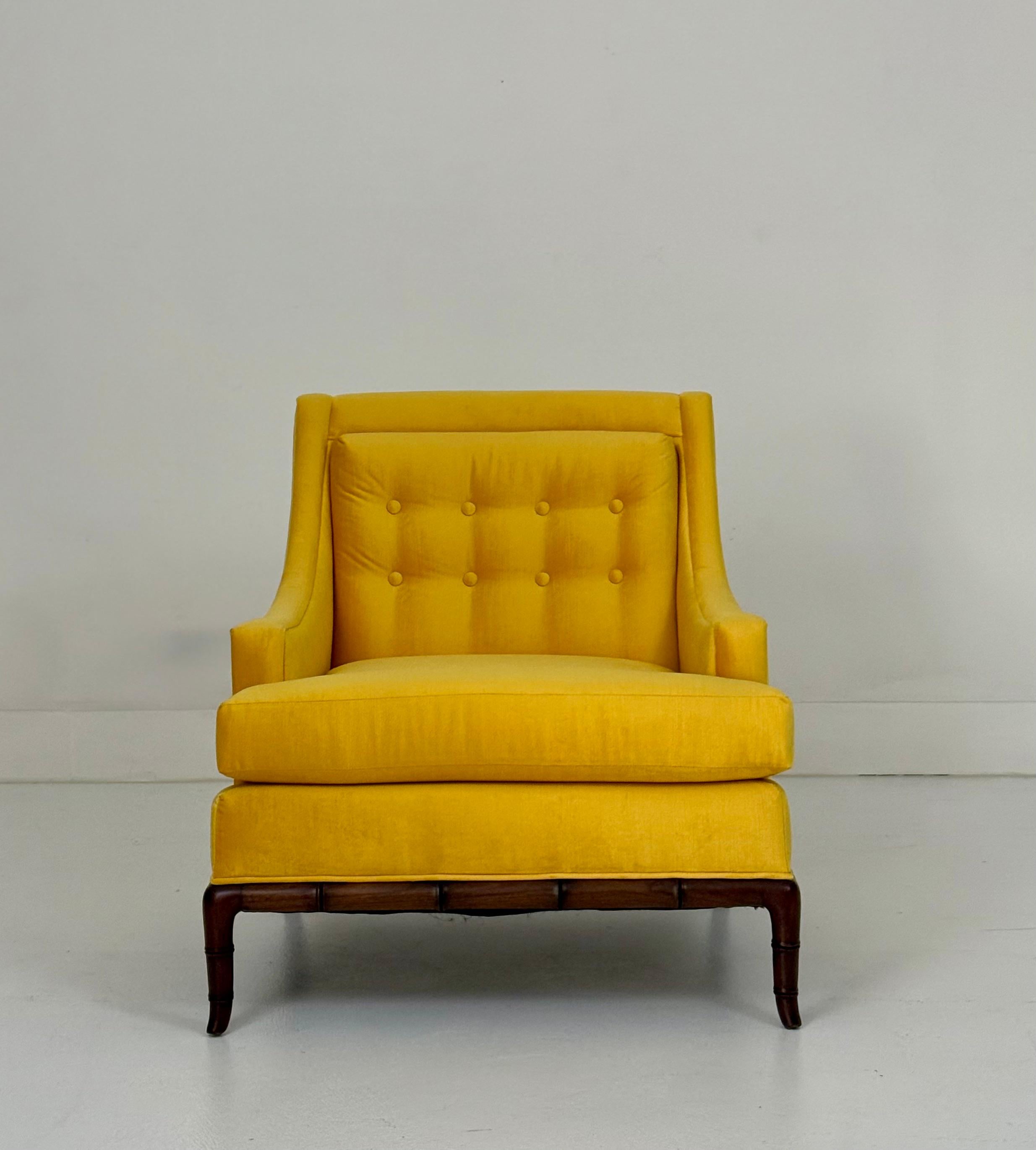 Mid-Century Modern Fauteuils club des années 1960 avec piétements sculptés en velours jaune en vente