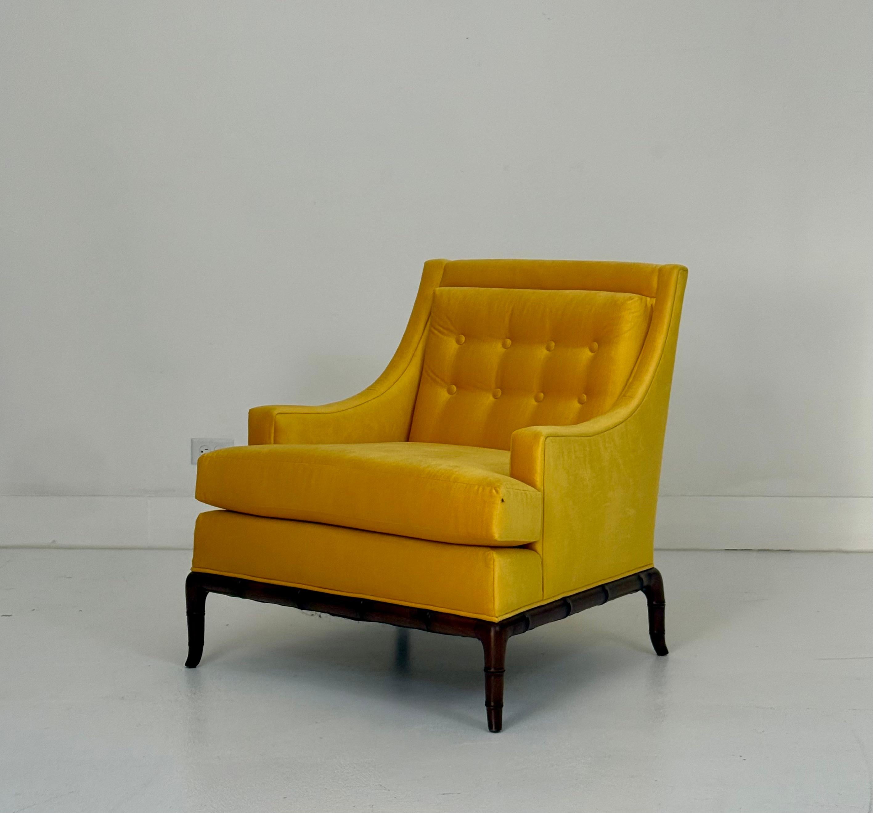 Cette paire de fauteuils club des années 1960 a été restaurée par des experts et recouverte d'un velours jaune vibrant qui ajoute de la chaleur et de l'audace à n'importe quel espace. Les lignes épurées et taillées sur mesure des chaises sont