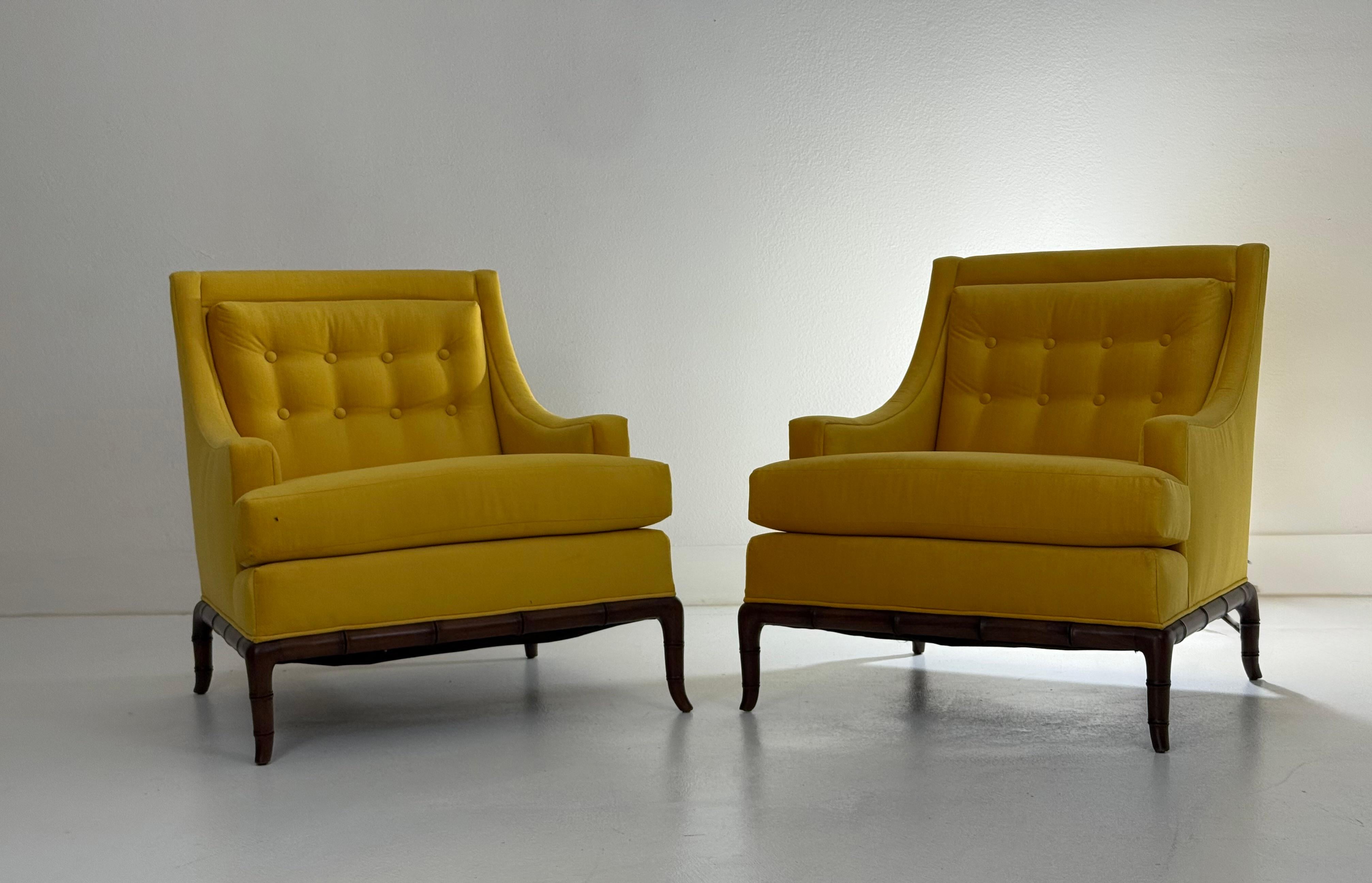 Américain Fauteuils club des années 1960 avec piétements sculptés en velours jaune en vente