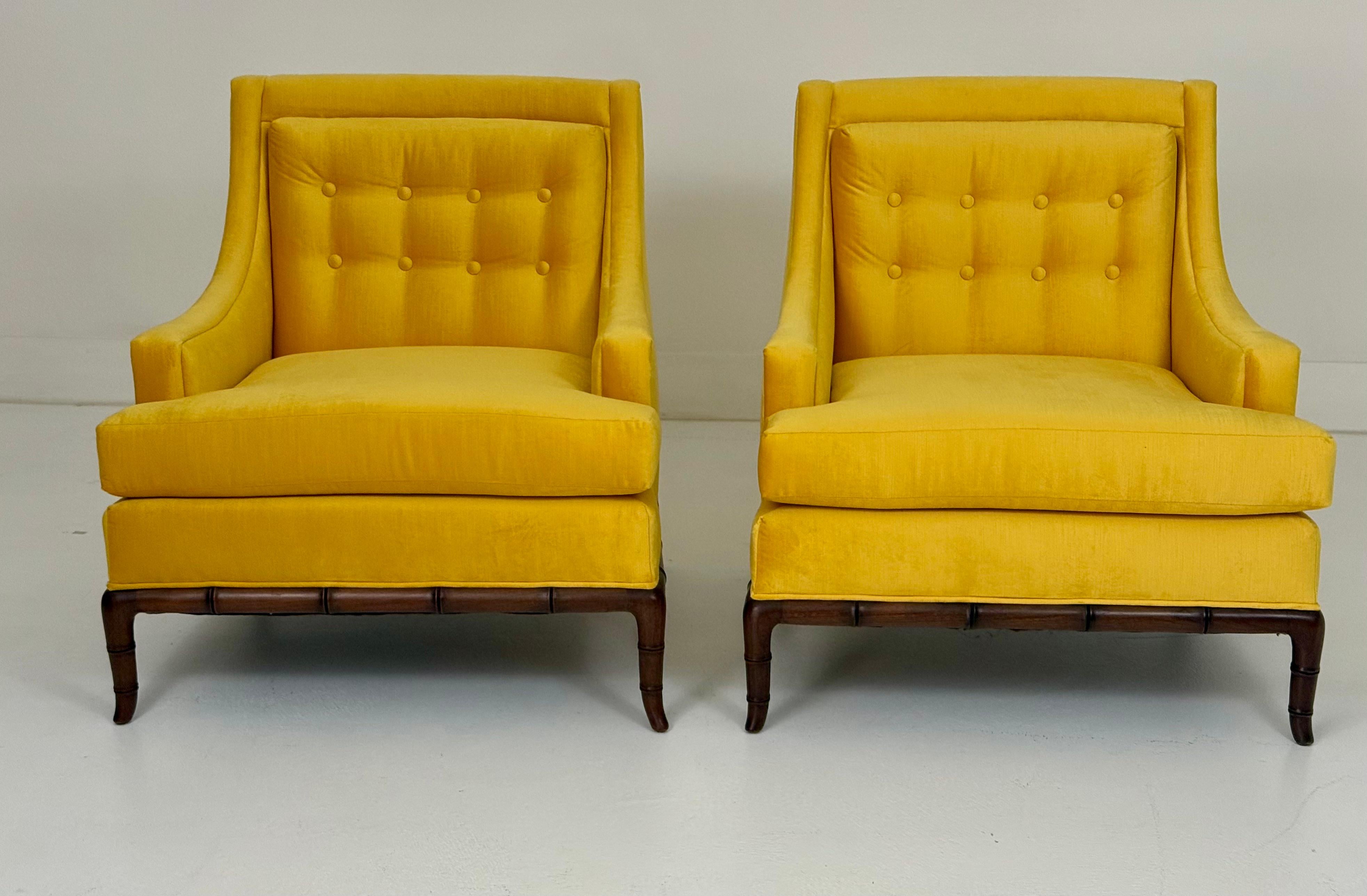 Fauteuils club des années 1960 avec piétements sculptés en velours jaune Bon état - En vente à Palm Desert, CA