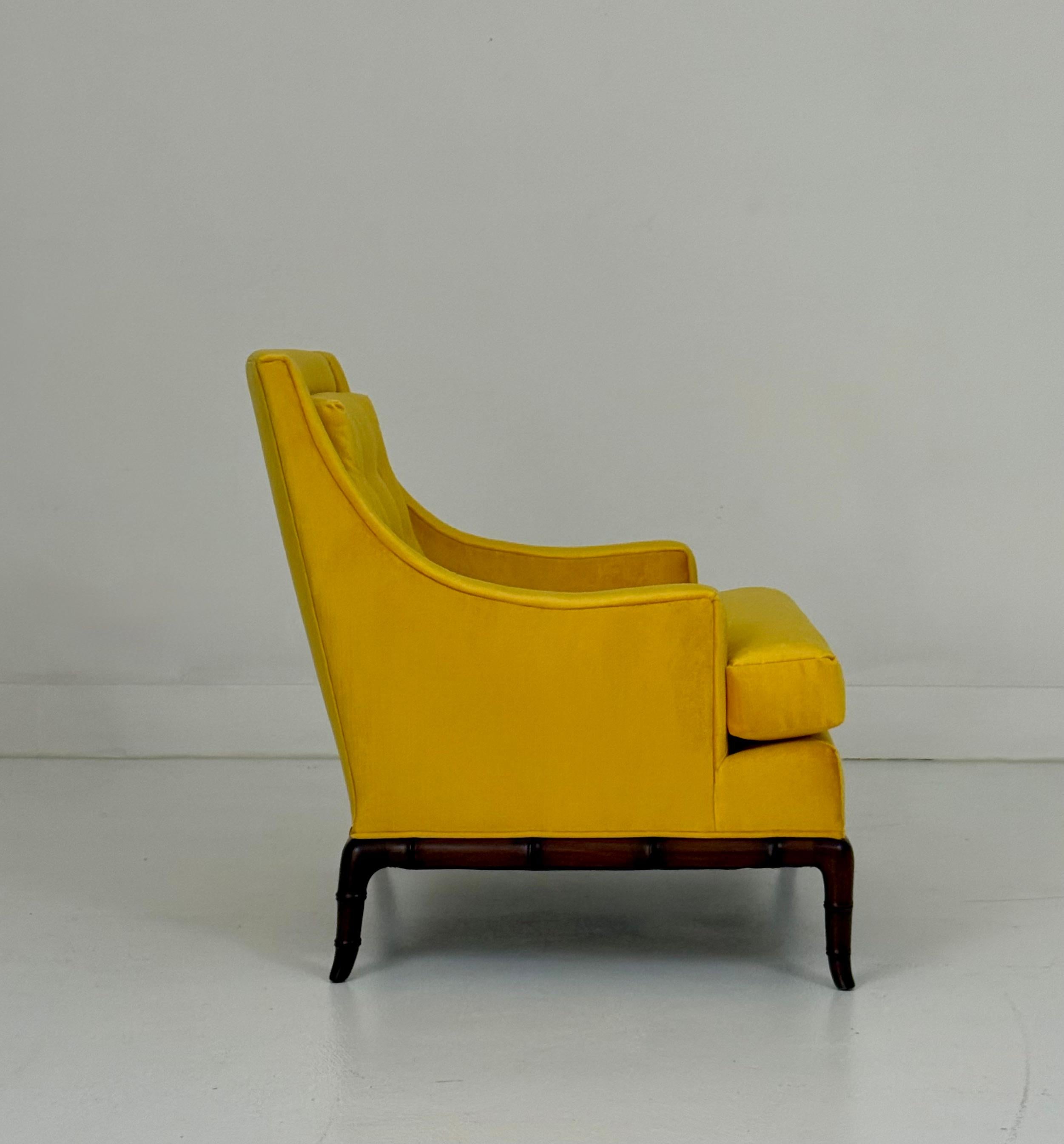 Milieu du XXe siècle Fauteuils club des années 1960 avec piétements sculptés en velours jaune en vente