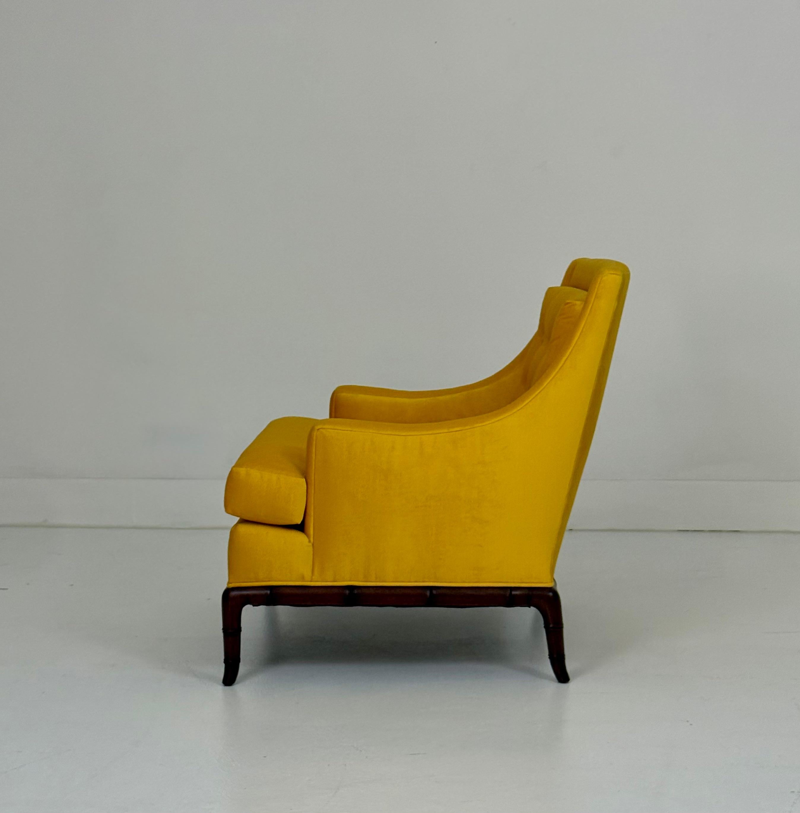 Fauteuils club des années 1960 avec piétements sculptés en velours jaune en vente 1