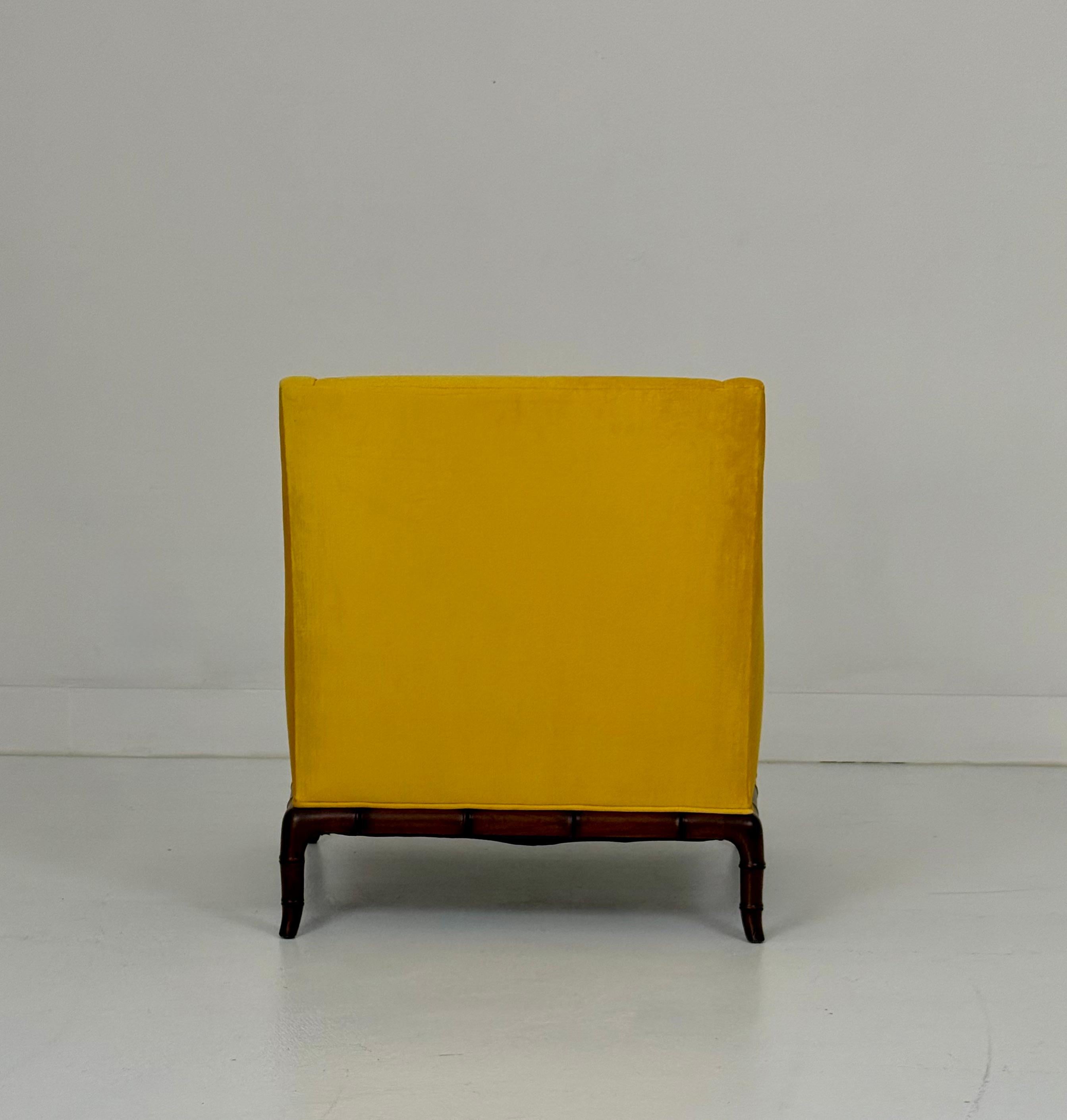 Tissu d'ameublement Fauteuils club des années 1960 avec piétements sculptés en velours jaune en vente