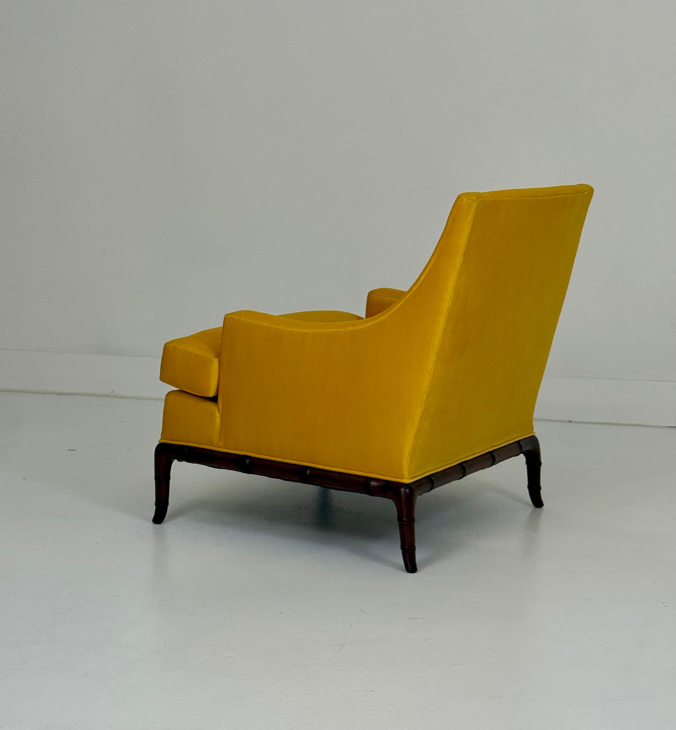 Fauteuils club des années 1960 avec piétements sculptés en velours jaune en vente 2