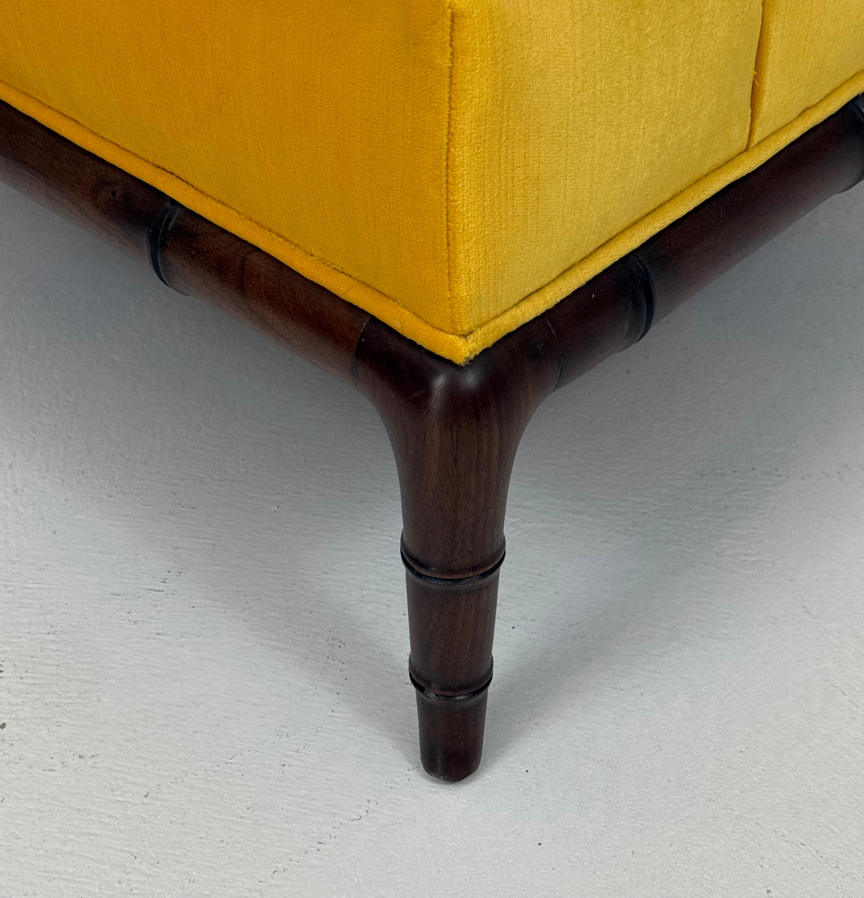 Fauteuils club des années 1960 avec piétements sculptés en velours jaune en vente 4