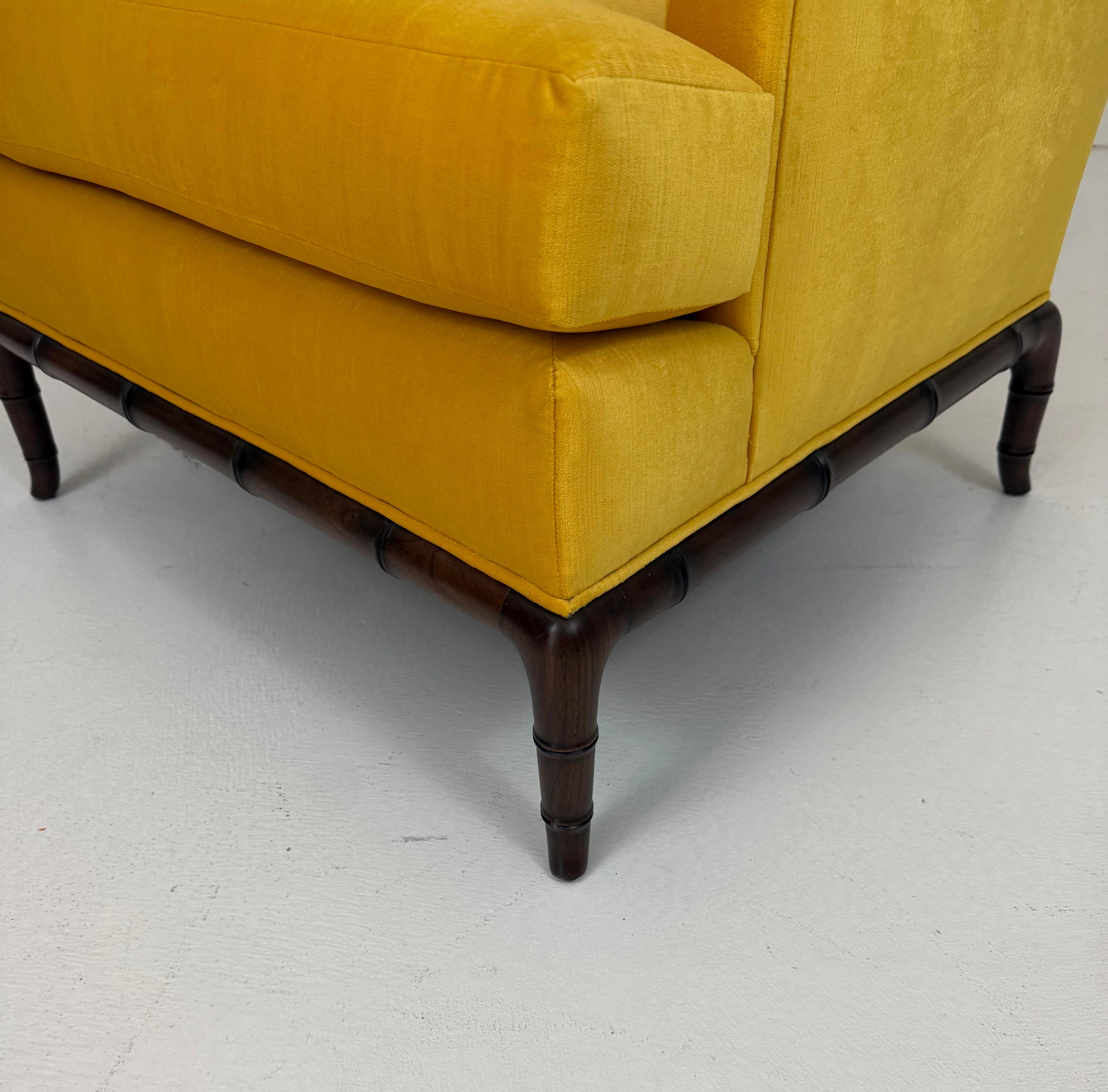 Fauteuils club des années 1960 avec piétements sculptés en velours jaune en vente 3