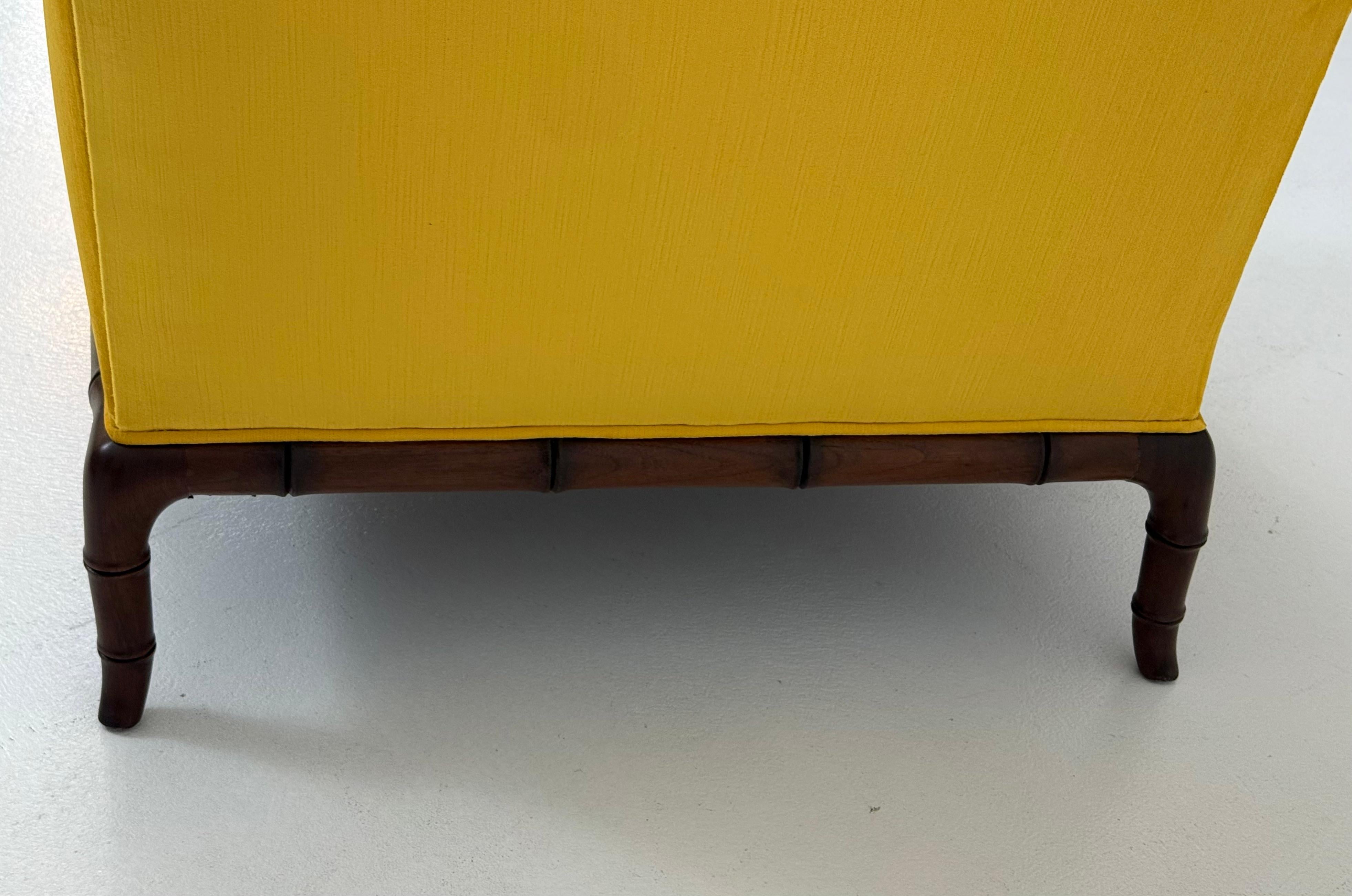 Fauteuils club des années 1960 avec piétements sculptés en velours jaune en vente 8
