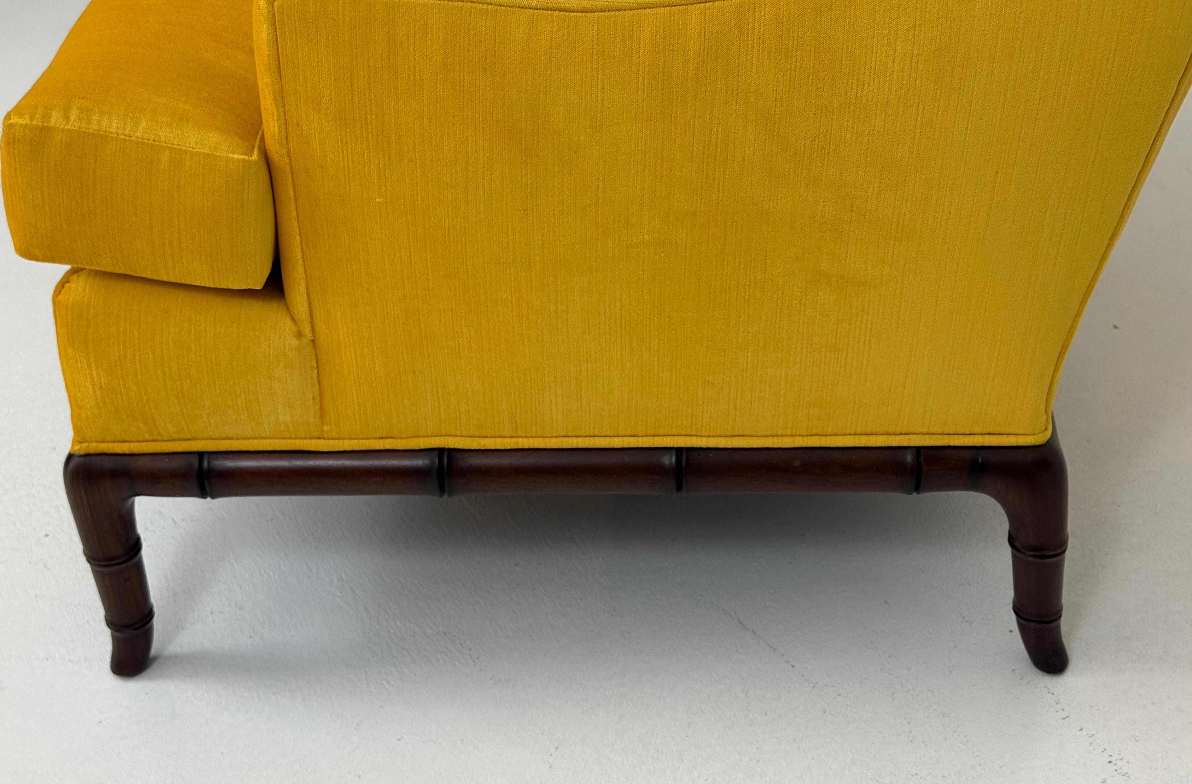 Fauteuils club des années 1960 avec piétements sculptés en velours jaune en vente 5
