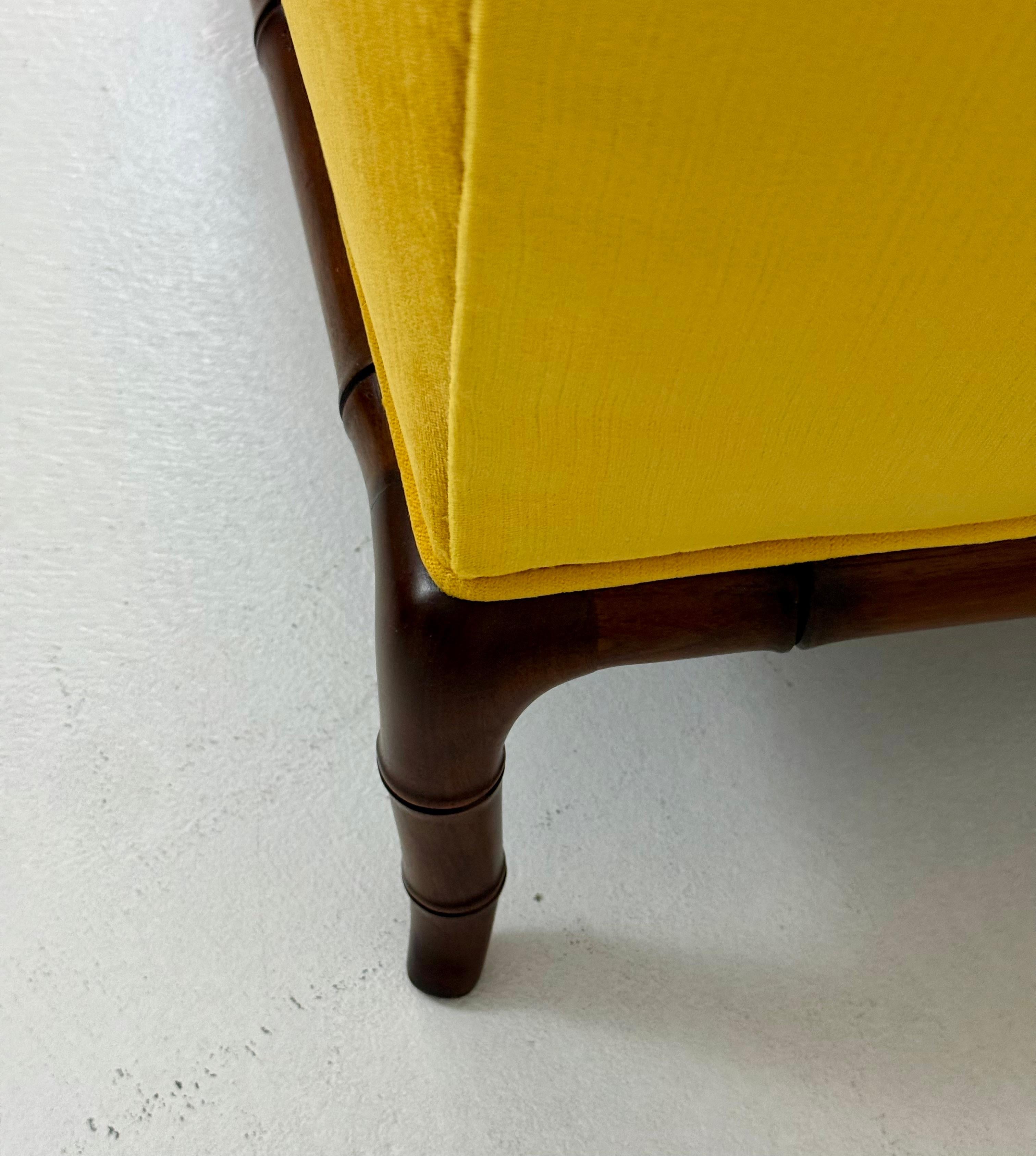 Fauteuils club des années 1960 avec piétements sculptés en velours jaune en vente 7