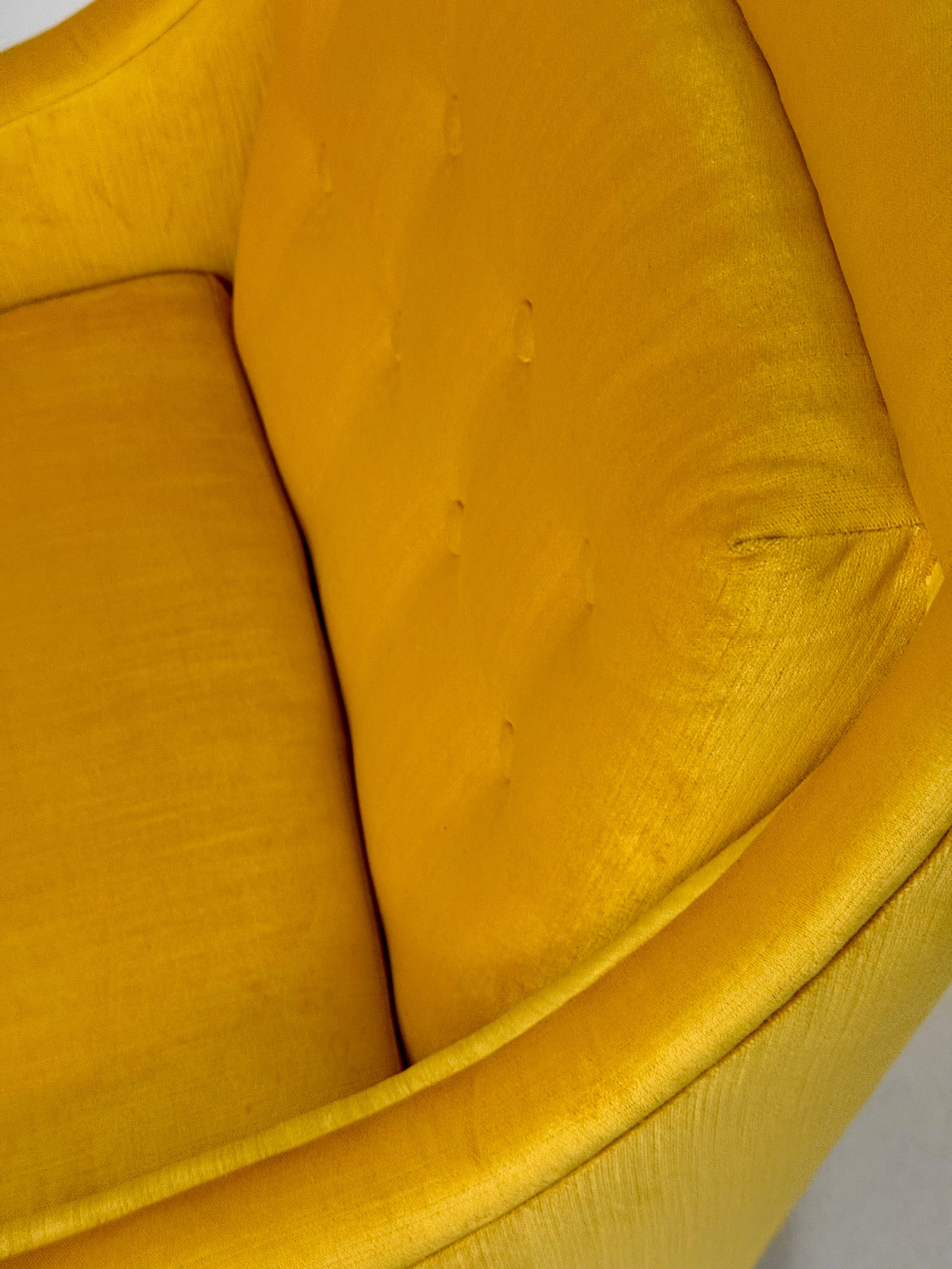 Fauteuils club des années 1960 avec piétements sculptés en velours jaune en vente 6